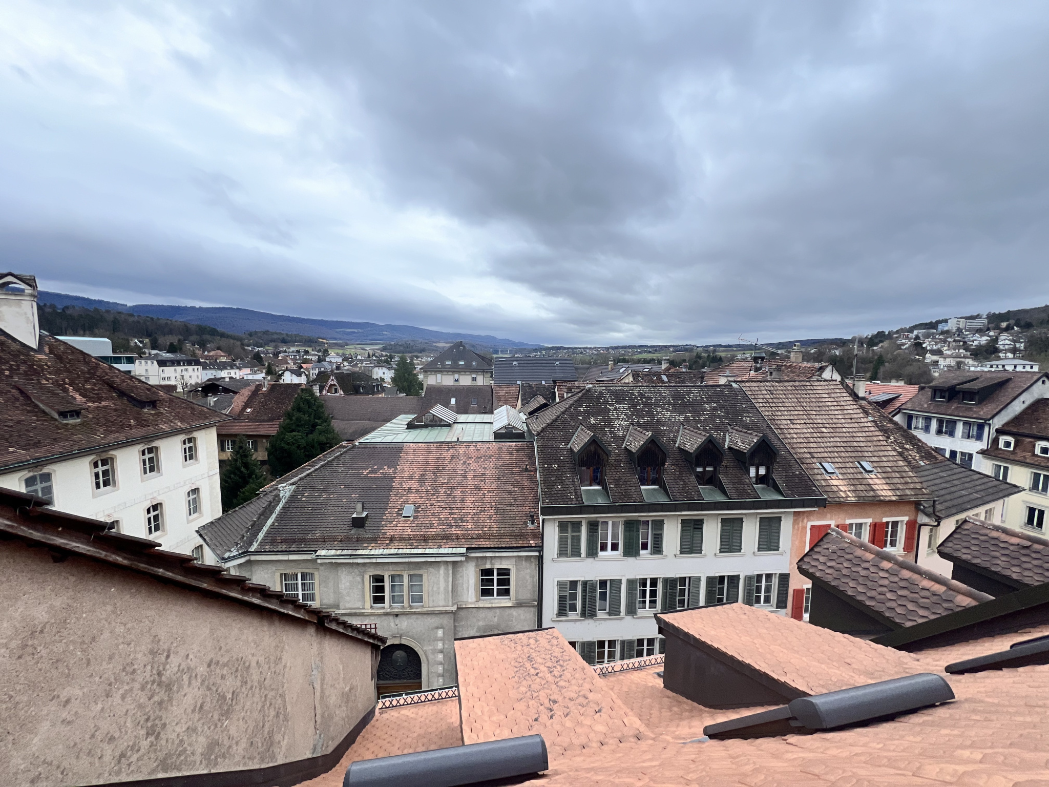 Dachblick über eine historische Stadt