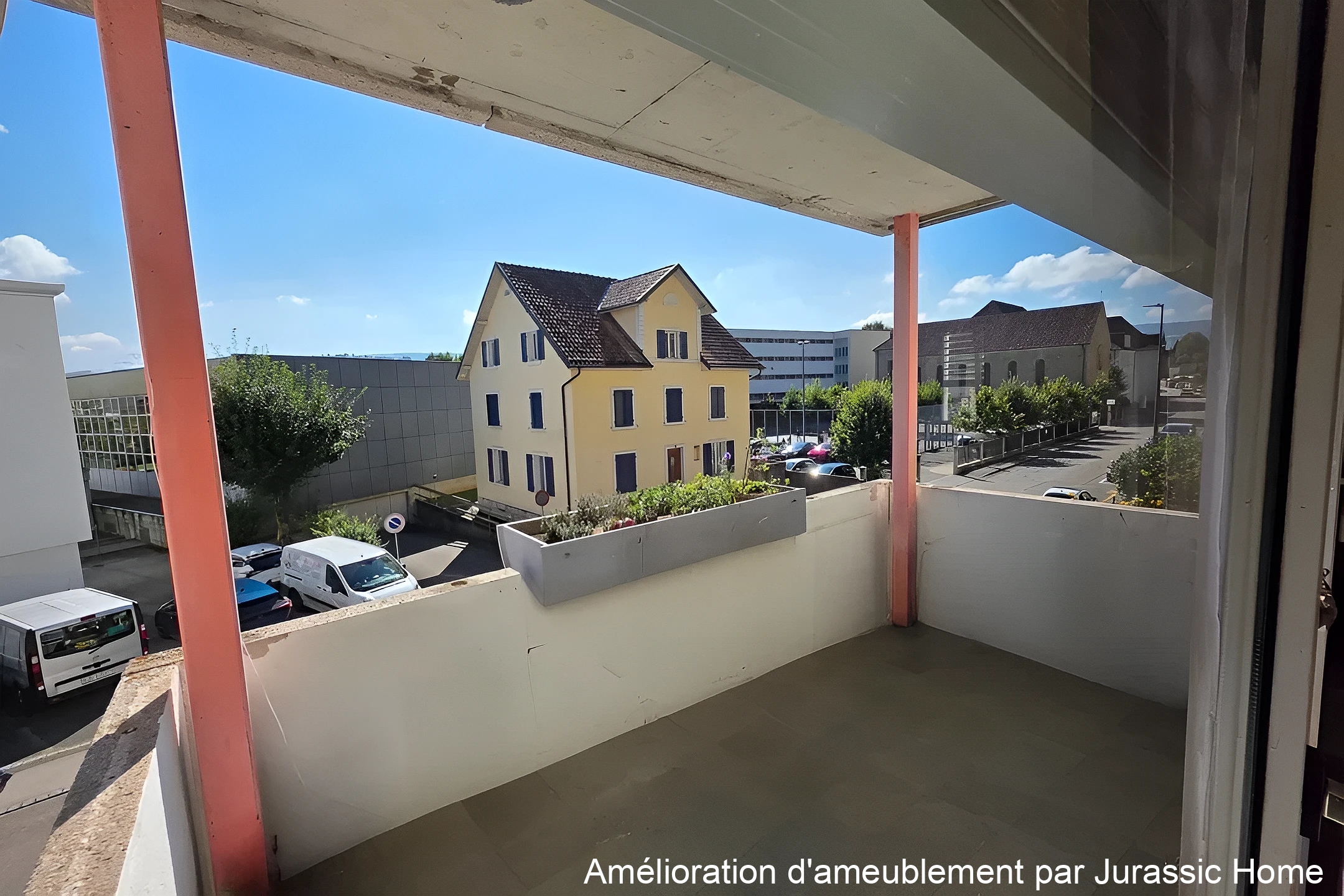 Überdachter Balkon mit Stadtblick