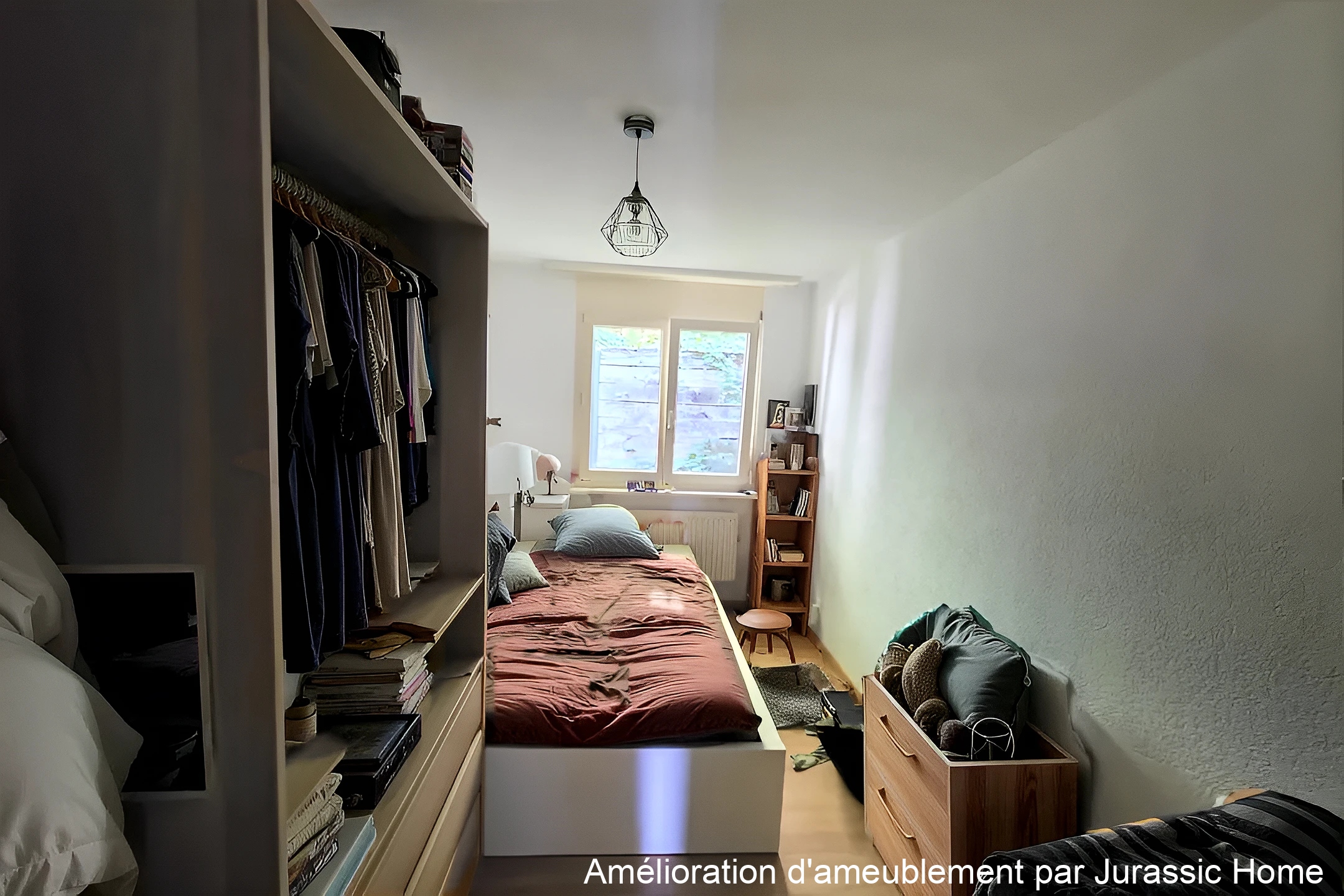 Schmales Schlafzimmer mit Einzelbett und offenem Kleiderschrank