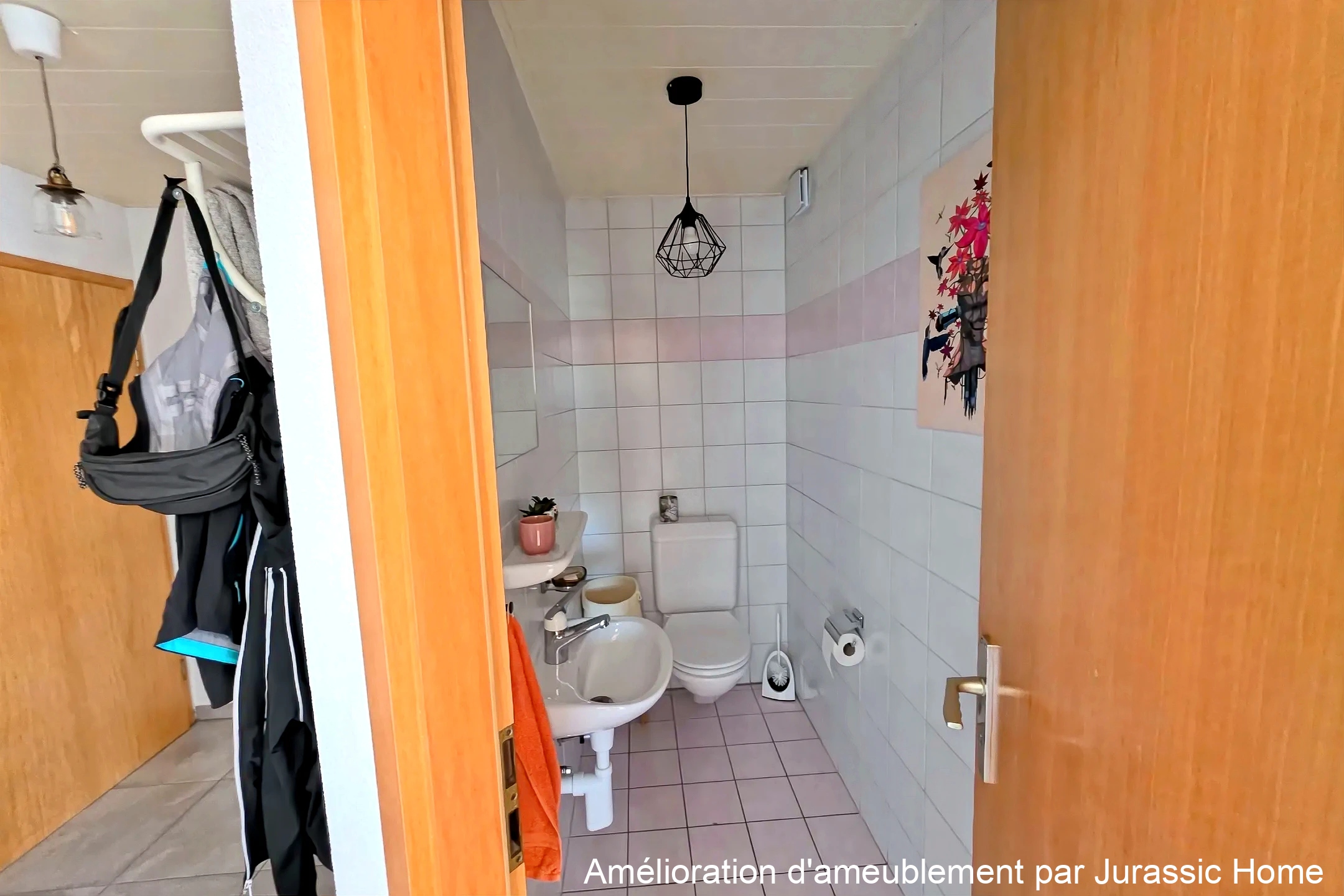 Kleines Gäste-WC mit Fliesen und Pendelleuchte