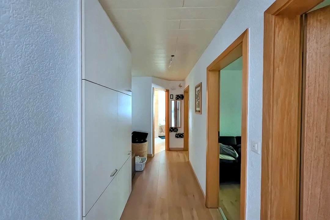 Flur mit Holzoptik und weißen Wänden