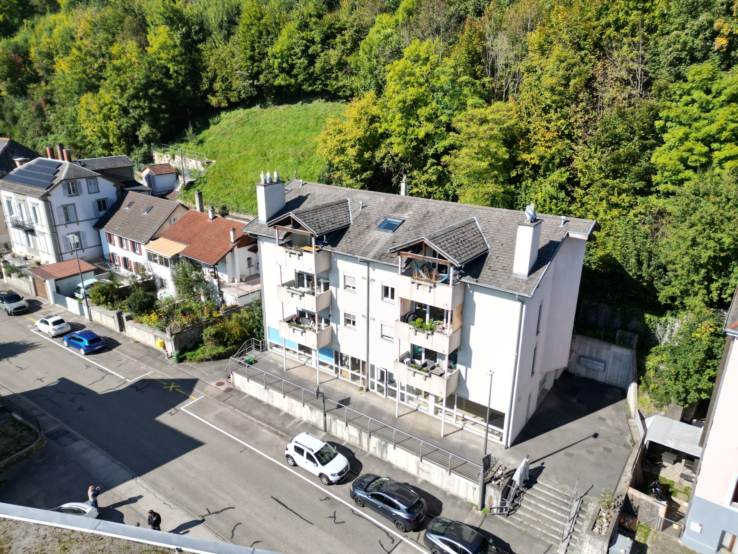 Wohnhaus mit Balkonen an einer Straße