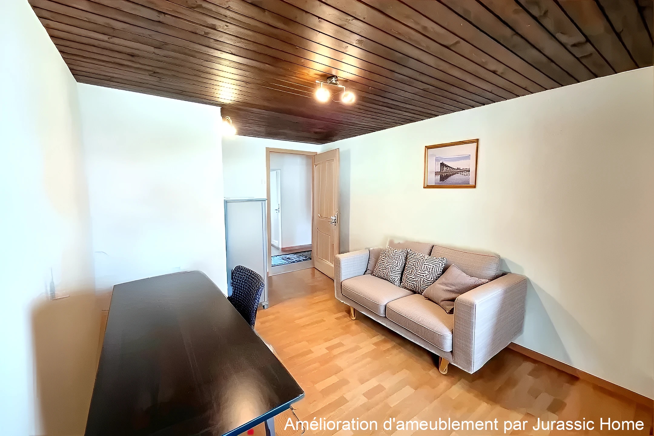 Kleines Wohn- oder Arbeitszimmer mit Sofa