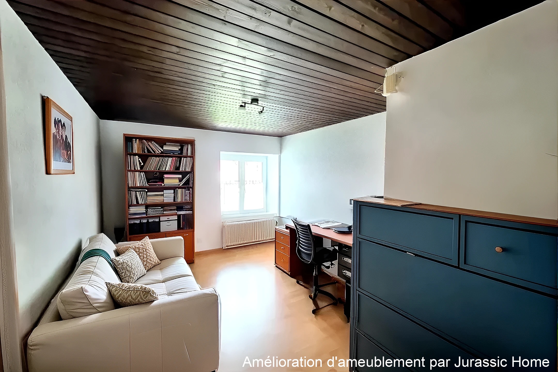 Arbeitszimmer mit Sofa und Bücherregal