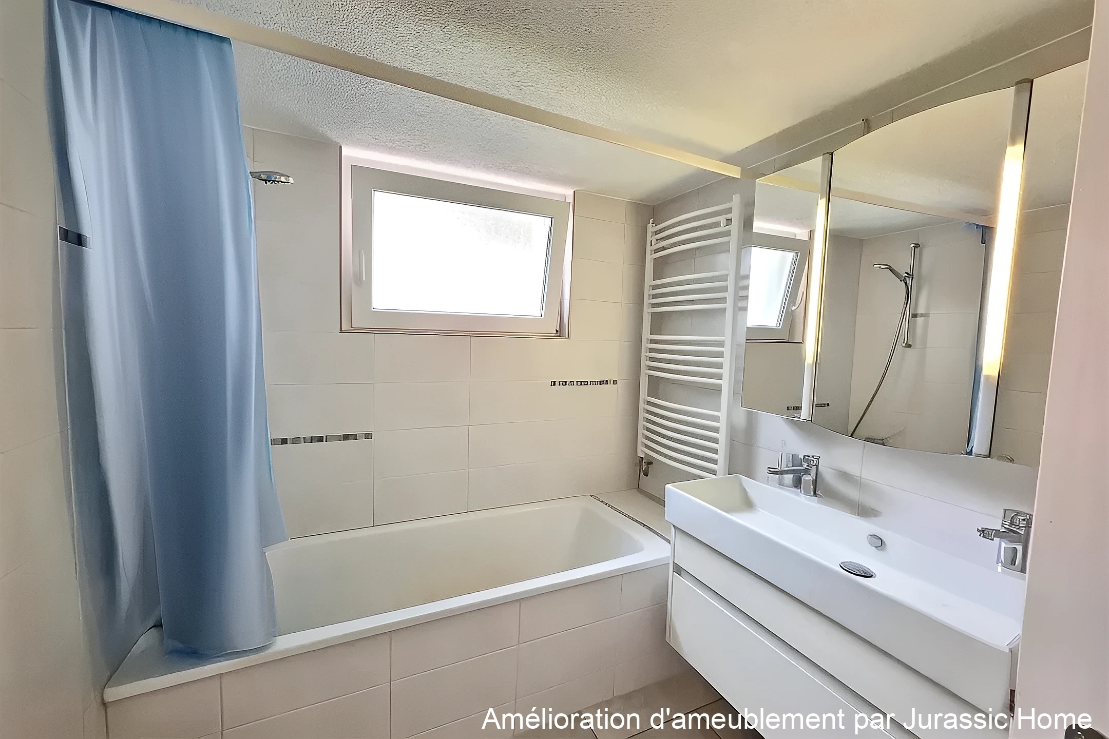 Modernes Badezimmer mit Badewanne und Waschtisch