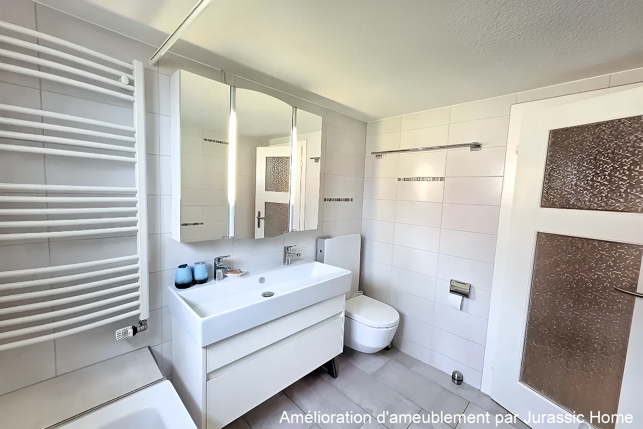 Modernes Badezimmer mit wandhängendem WC und Waschtisch