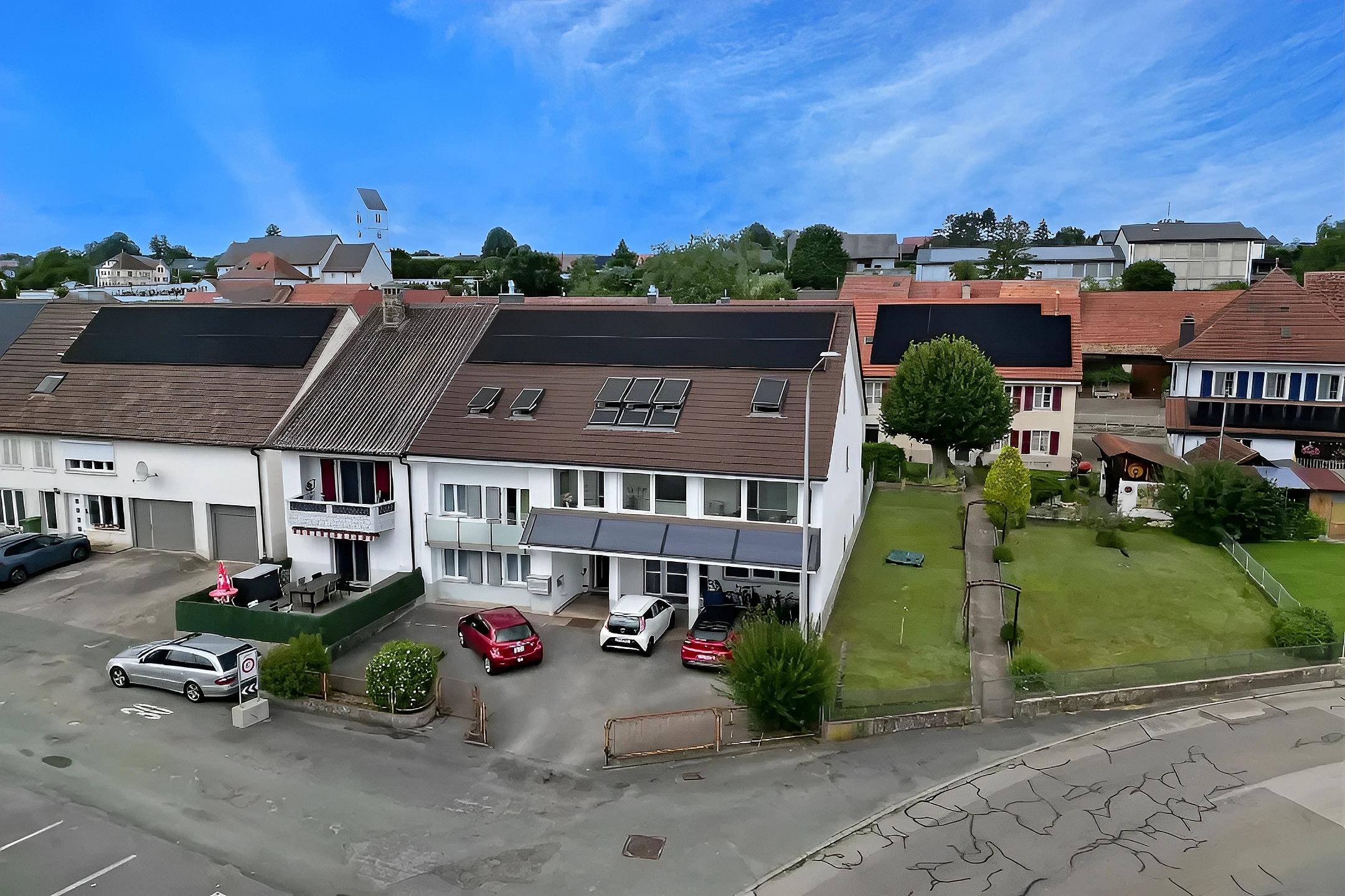 Wohngebäude mit Solardächern