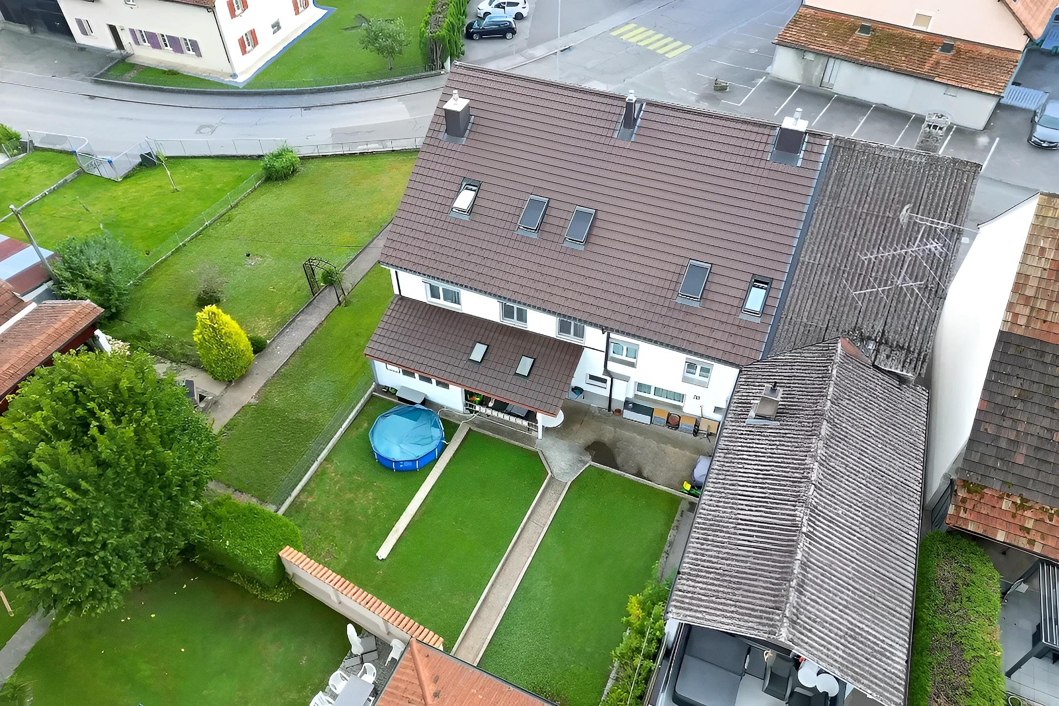 Luftaufnahme eines Wohnhauses mit Garten