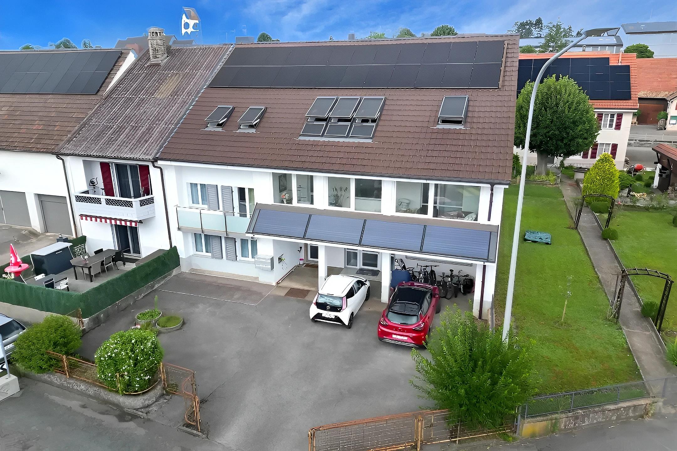 Luftaufnahme eines Reihenhauses mit Carport und Solardach