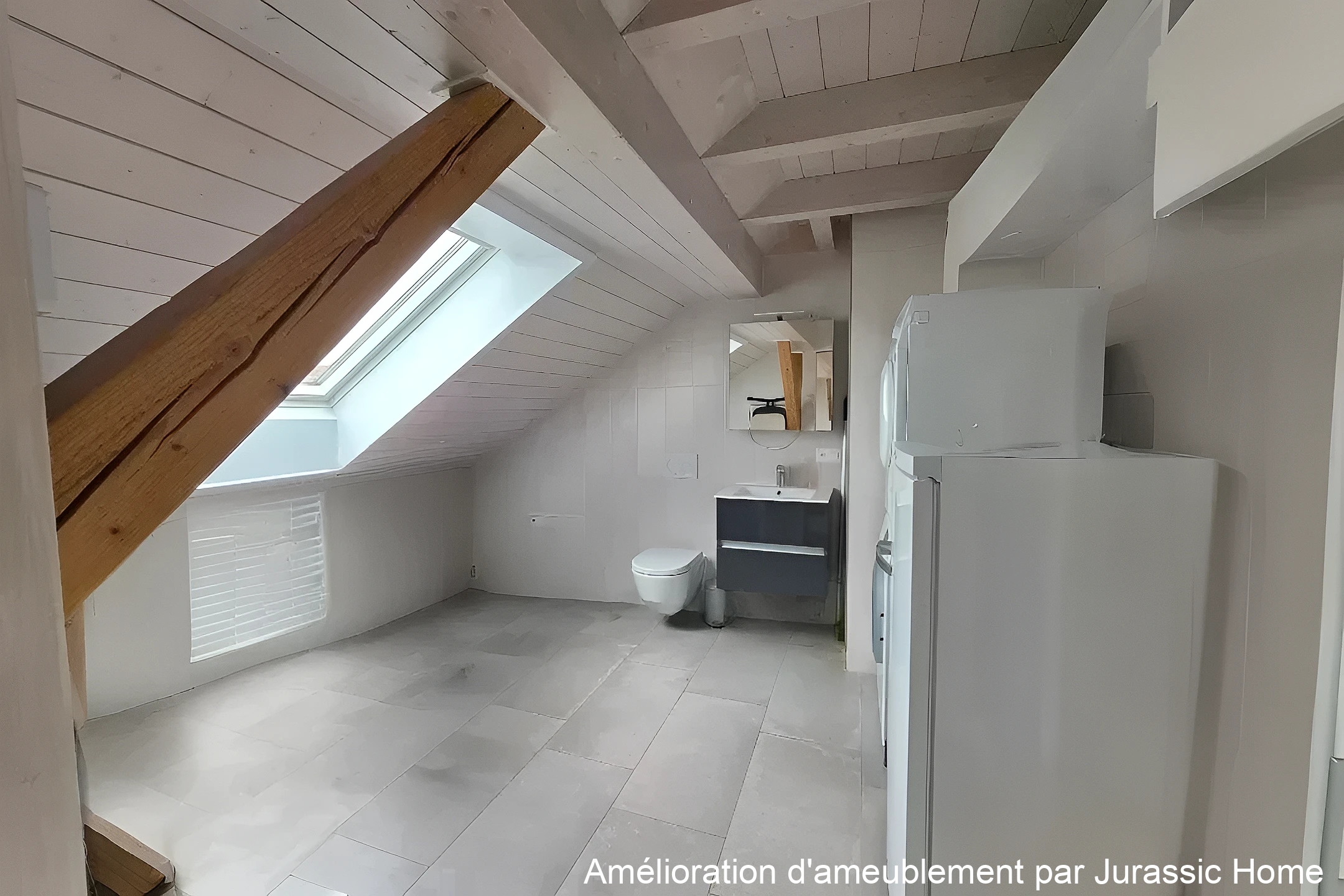 Dachgeschoss-Bad mit Dachfenster und WC