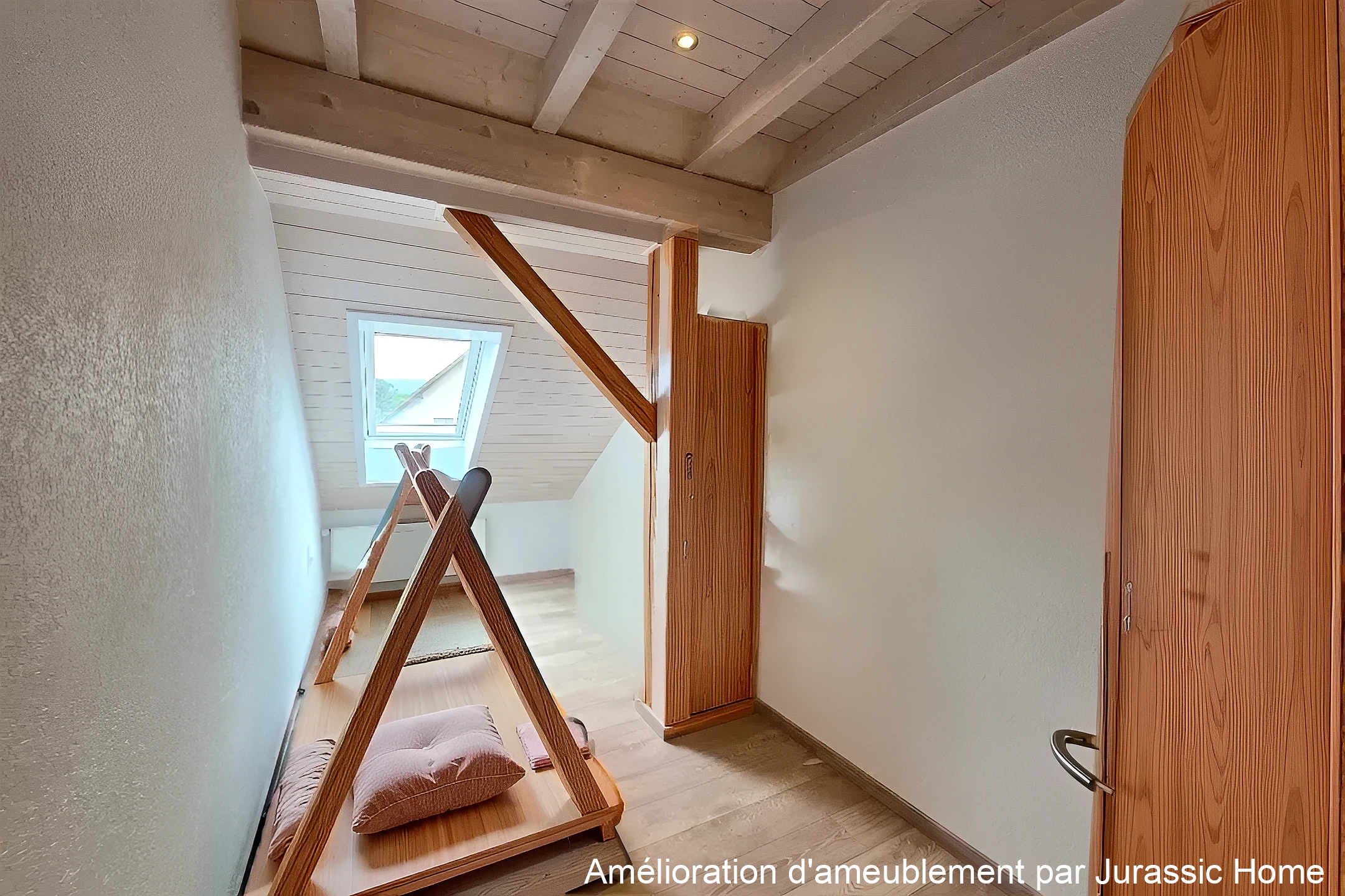 Dachgeschoss-Flur mit Dachfenster und Holzdetails