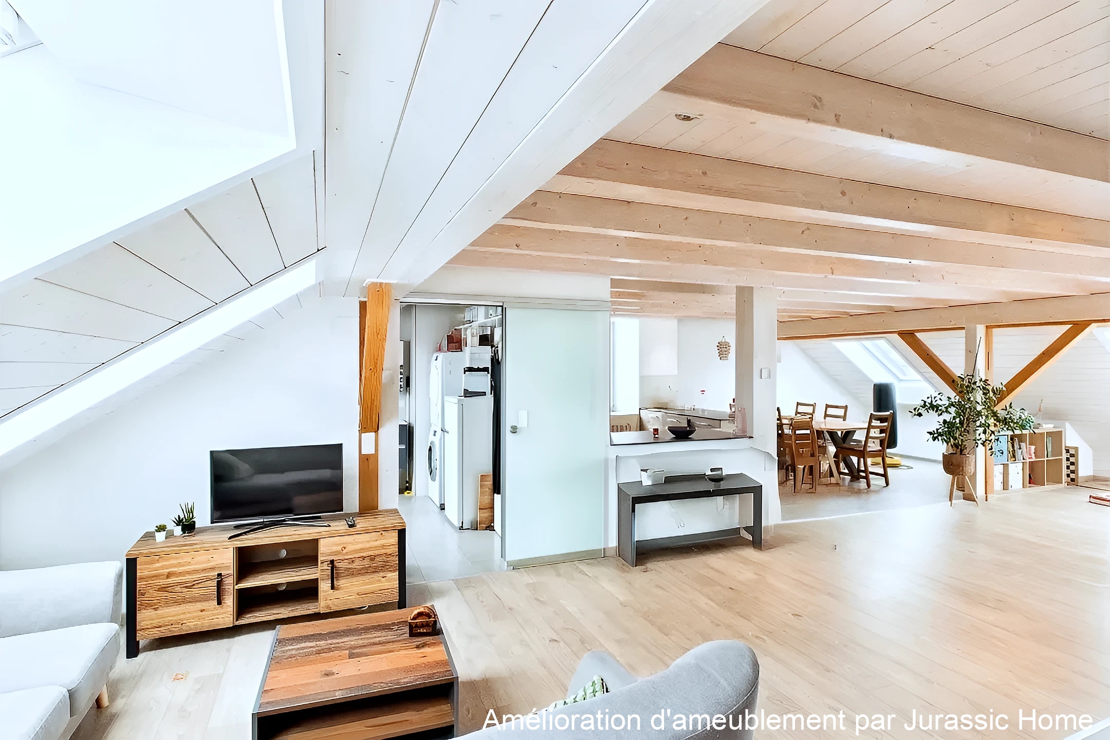 Heller, ausgebauter Dachgeschoss-Wohnraum mit offener Wohn-Esszone