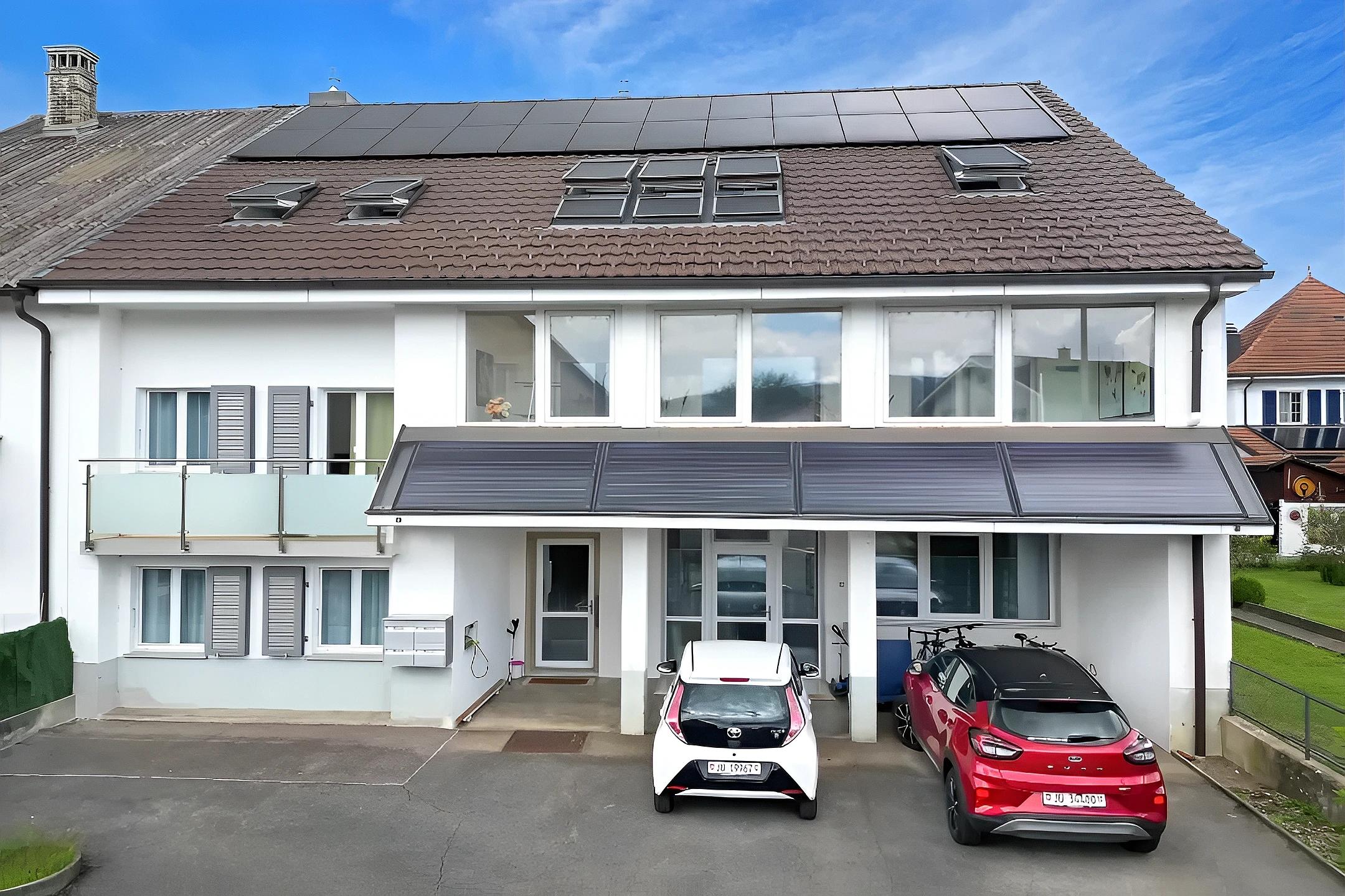 Wohnhaus mit Garage und Solaranlage
