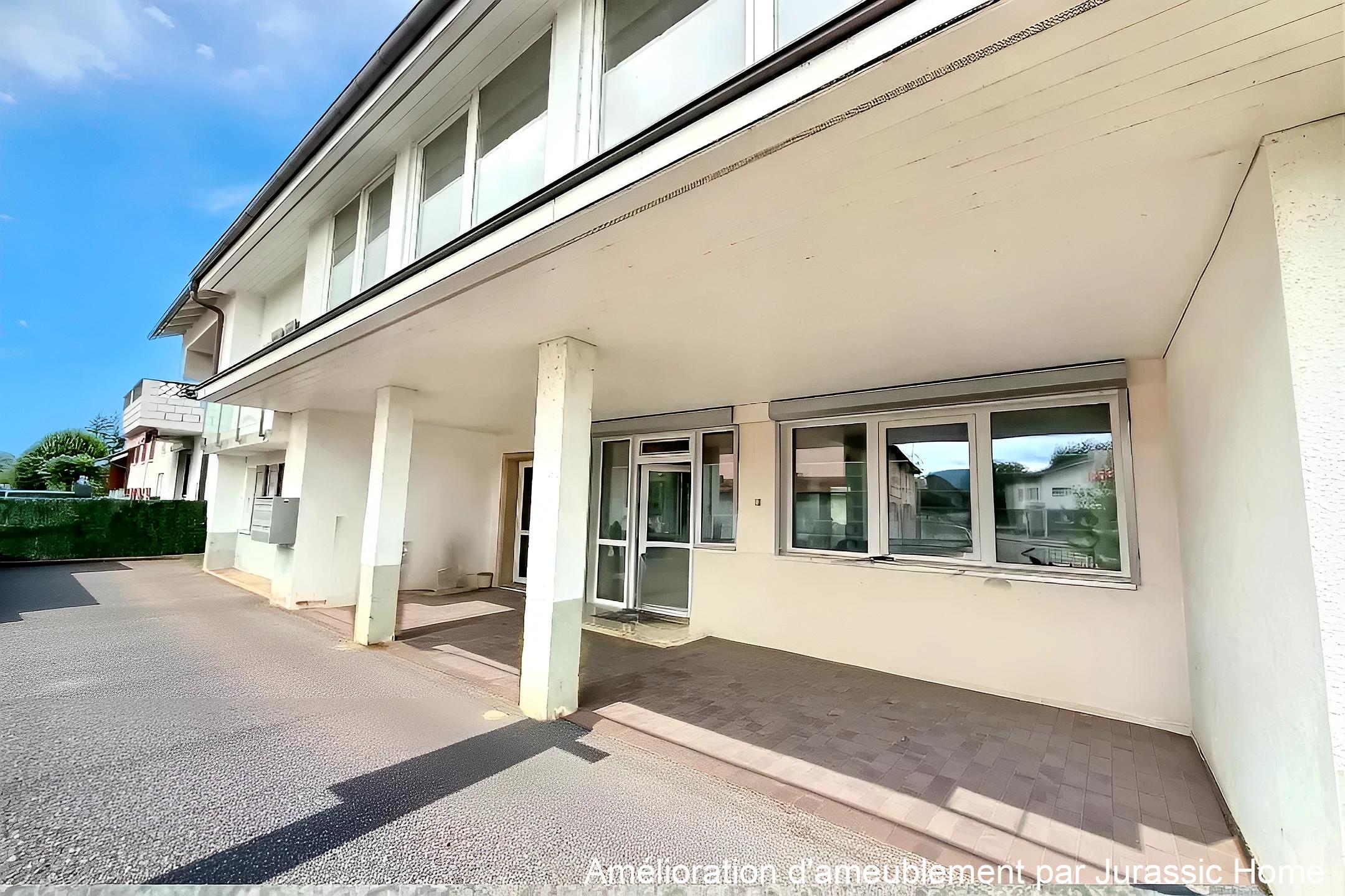Außenansicht eines Hauses mit überdachtem Eingangsbereich