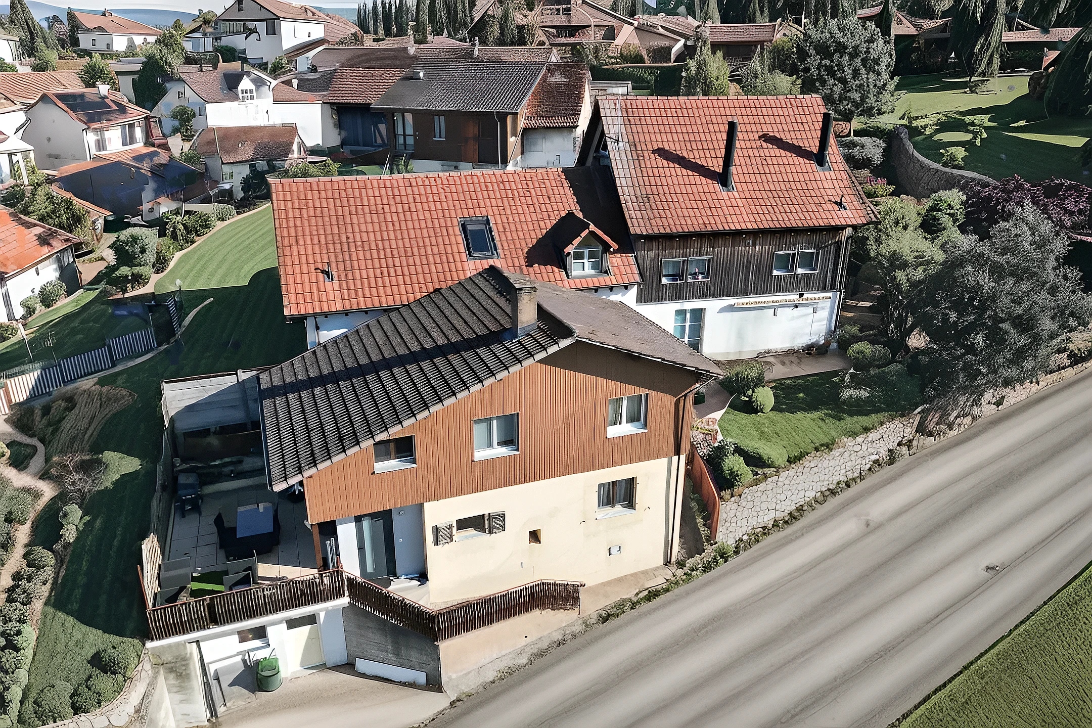 Luftaufnahme eines Wohnhauses im Vorortgebiet