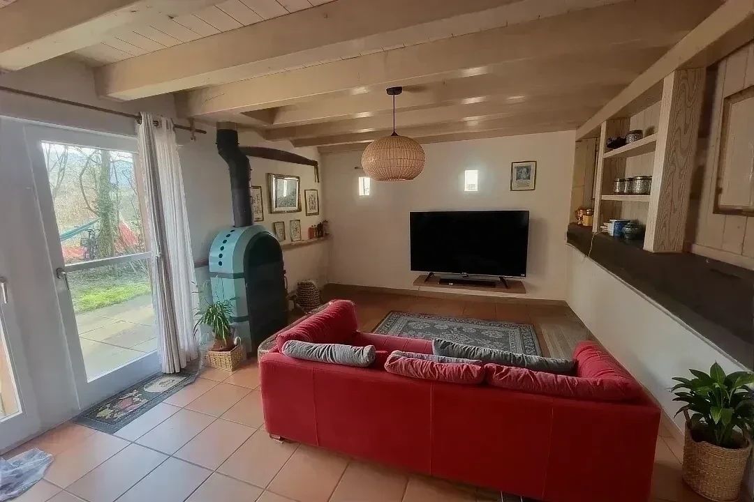 Gemütliches Wohnzimmer mit Kaminofen und Blick ins Grüne