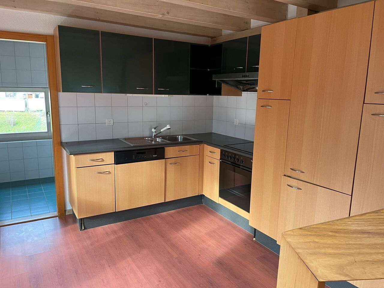 Kompakte Küche mit Holzfronten