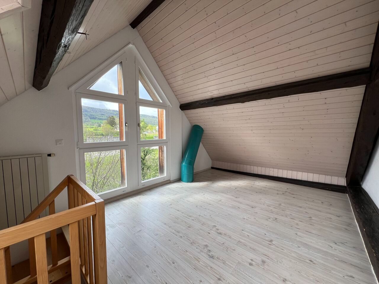 Ausgebauter Dachbodenraum mit großem Giebelfenster