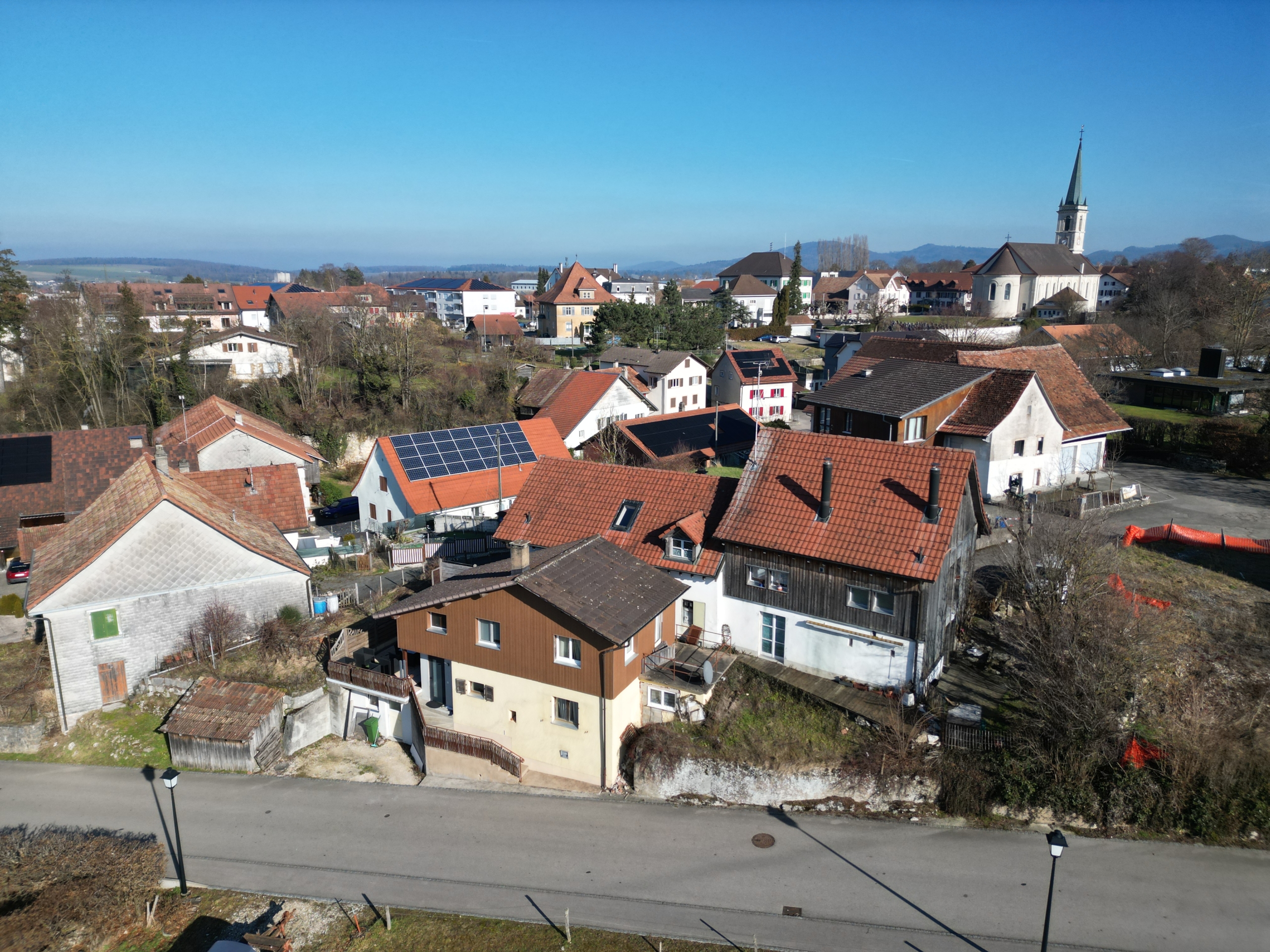 Luftaufnahme eines Wohnortes mit Kirche