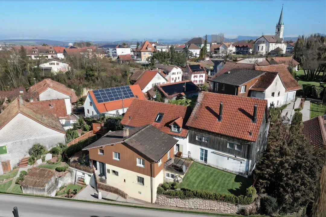 Luftaufnahme eines Wohnviertels mit Häusern und Kirche
