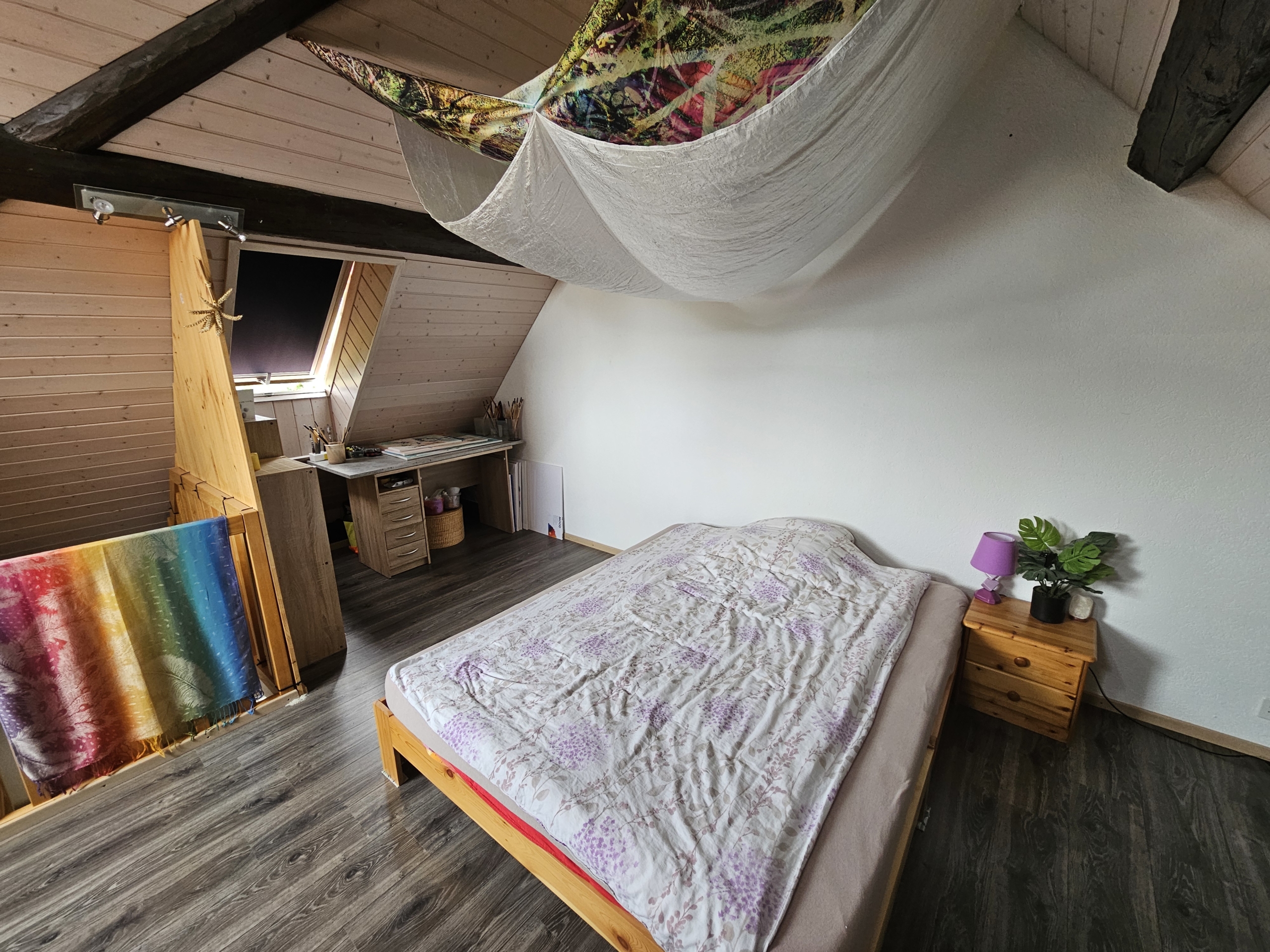 Dachgeschoss-Schlafzimmer mit Arbeitsbereich