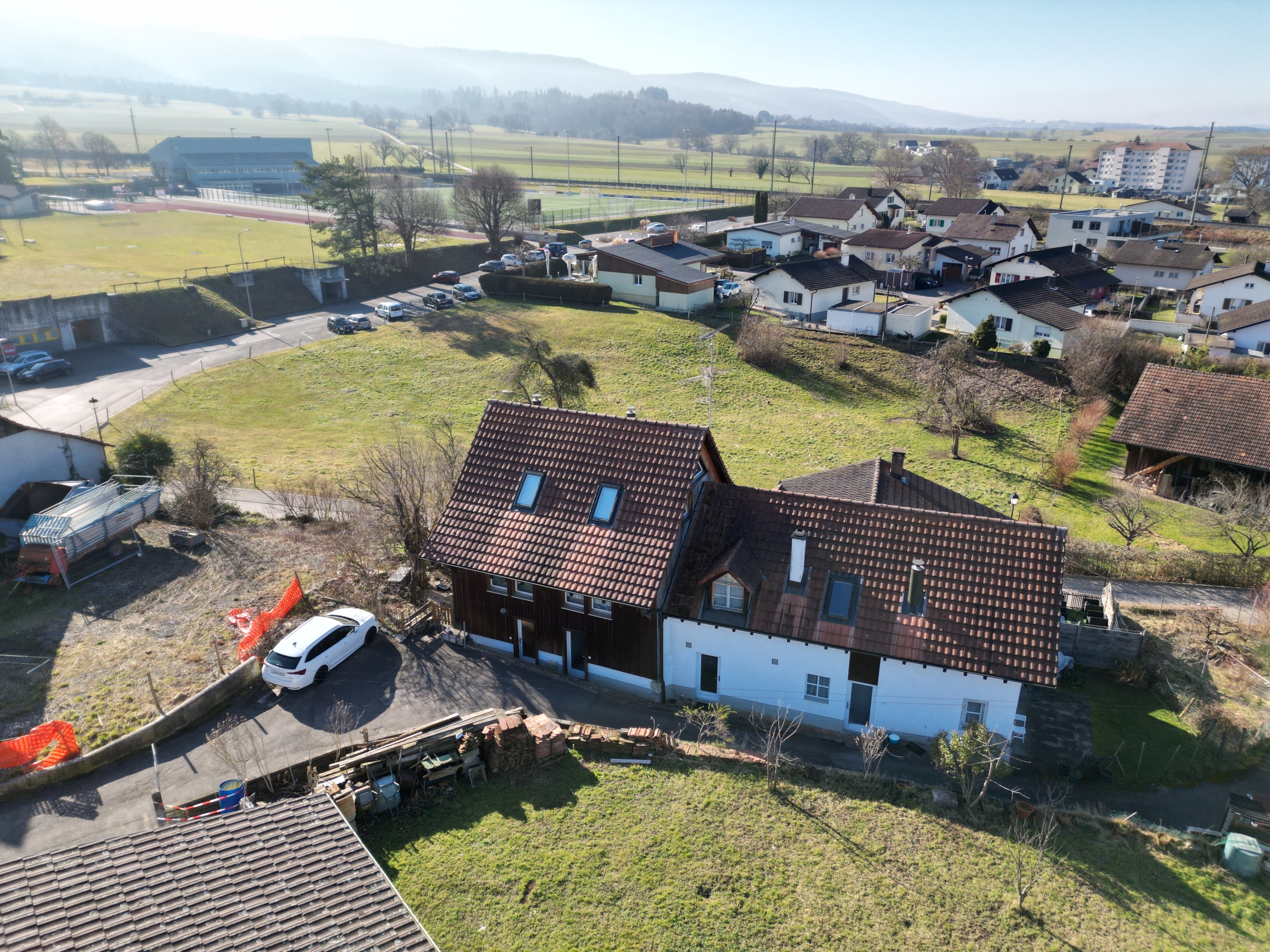 Luftaufnahme eines Wohnhauses mit ländlicher Umgebung