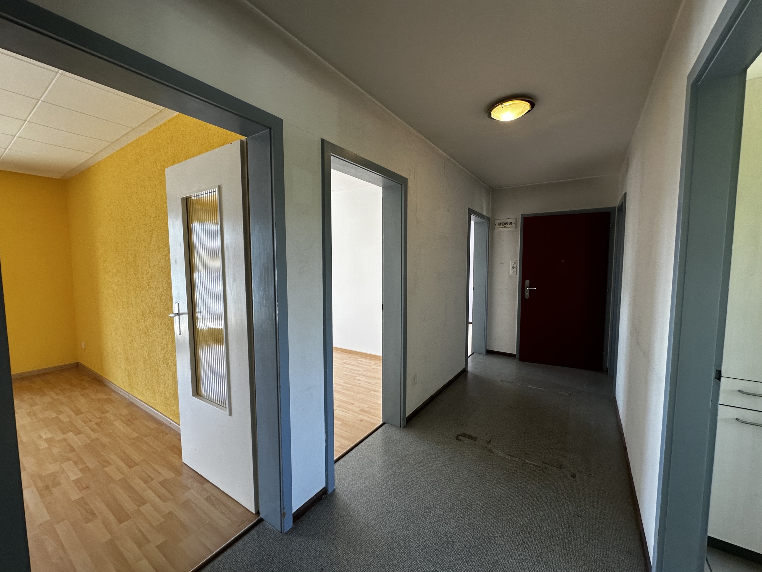 Flur mit angrenzenden Räumen