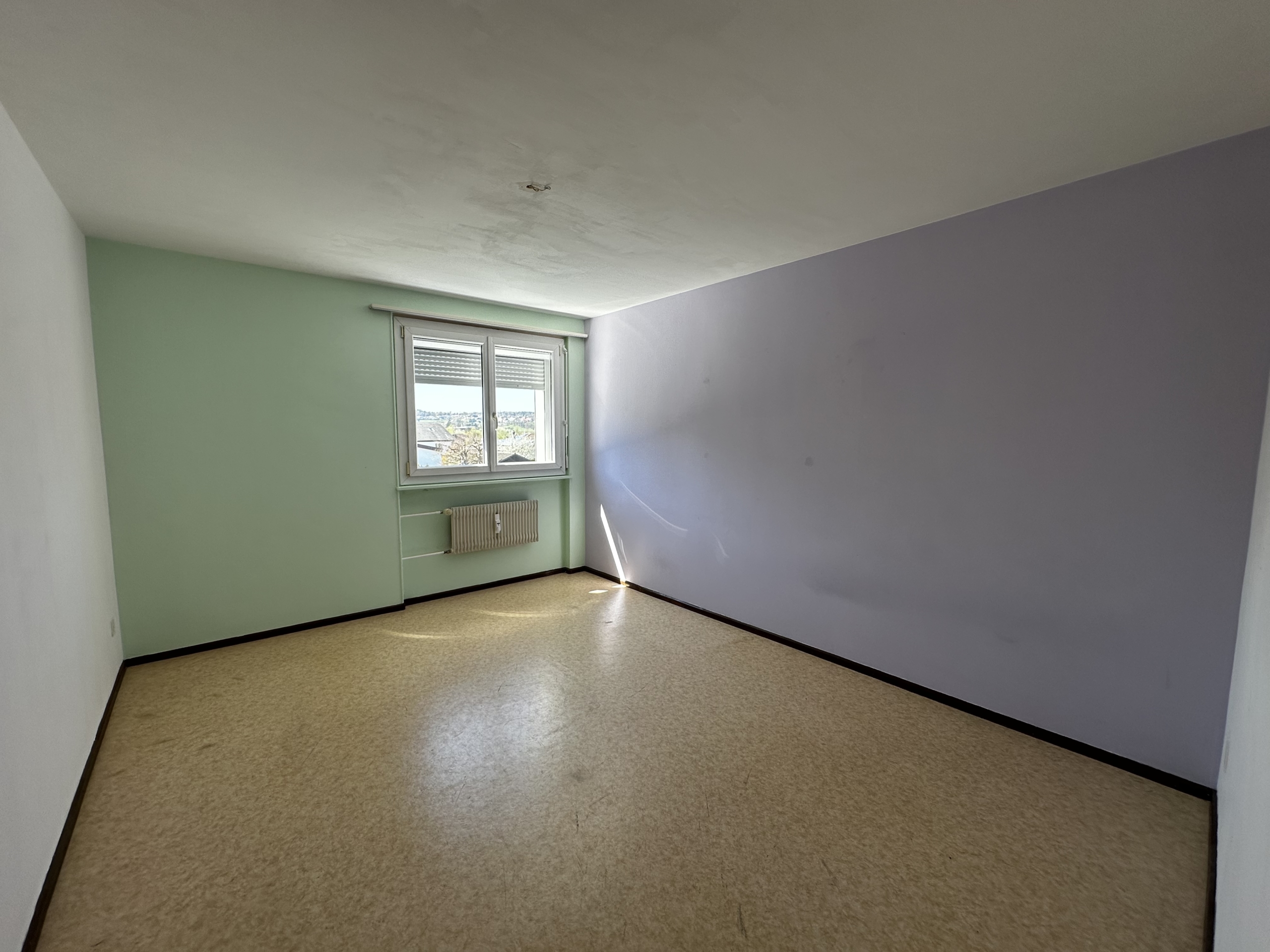 Leerer Raum mit farbigen Wänden und Fenster
