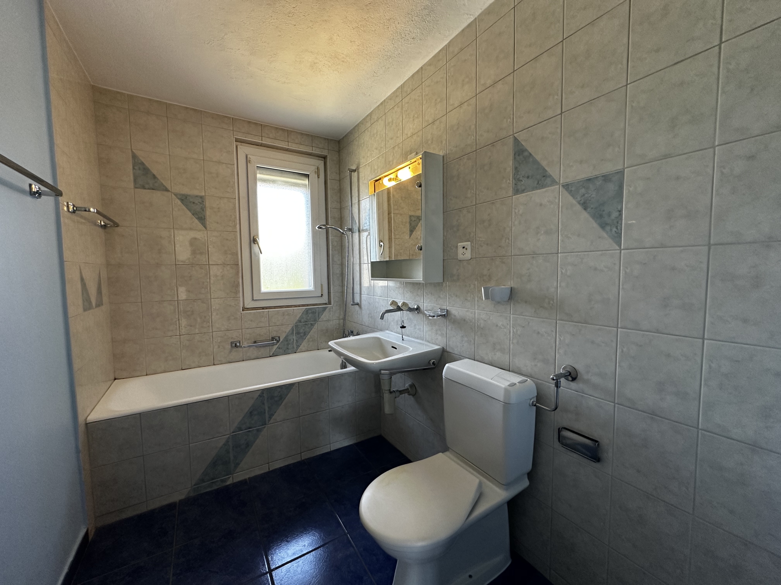 Badezimmer mit Badewanne und WC