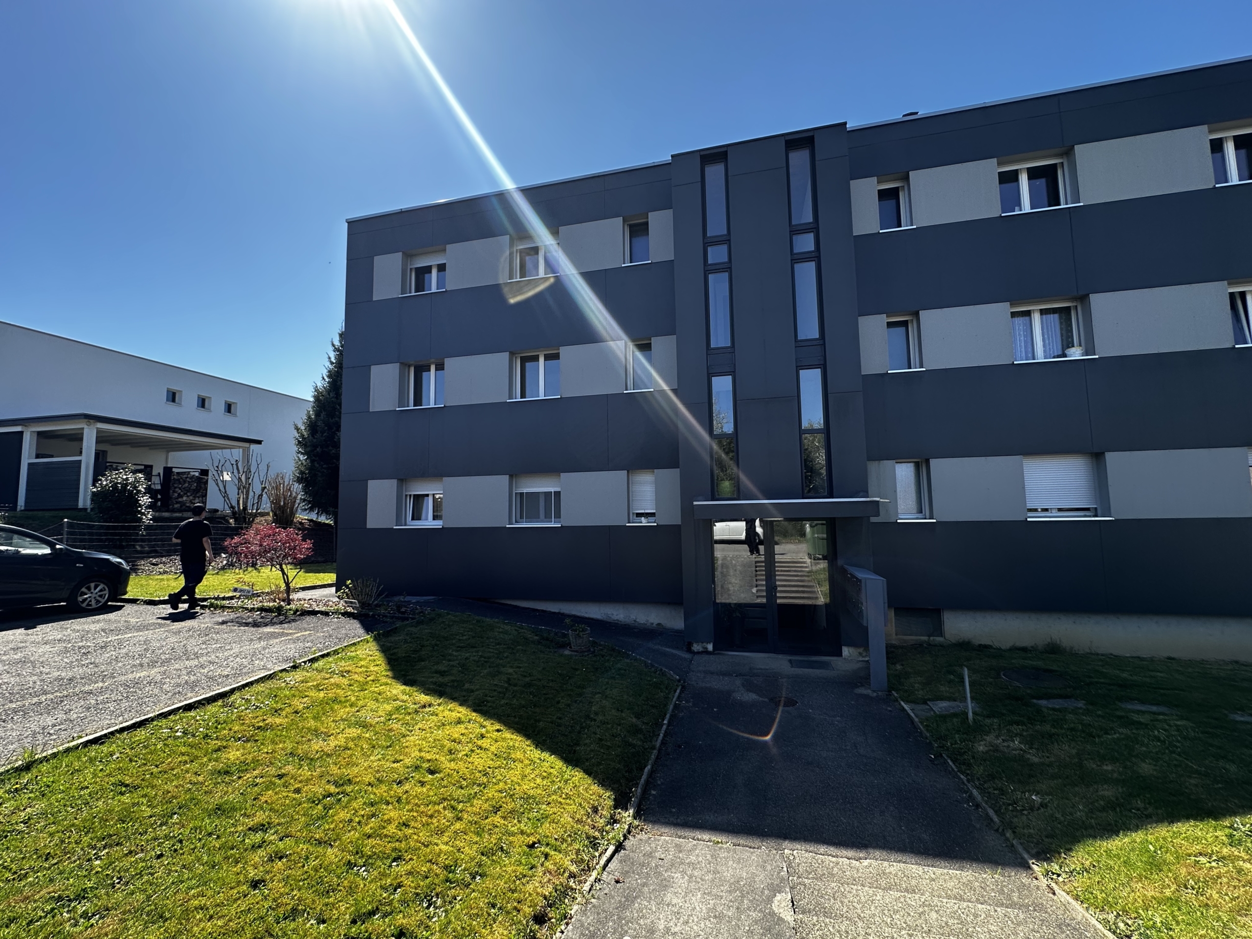 Modernes Mehrfamilienhaus mit klarer Fassade