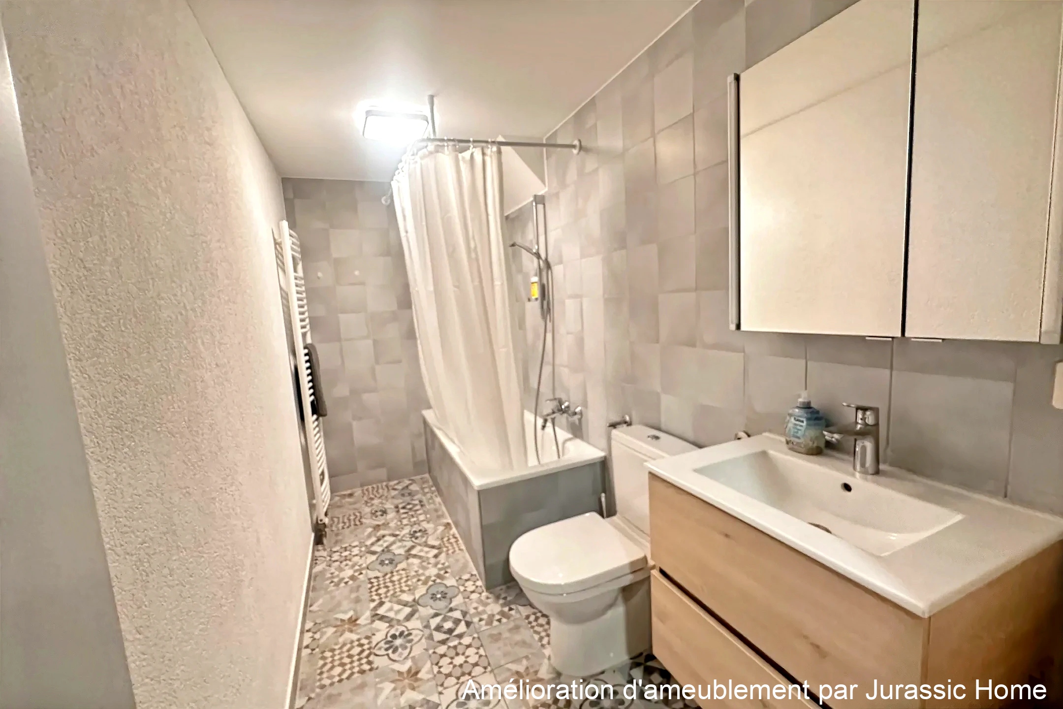 Kleines modernes Badezimmer mit Badewanne und Waschtisch