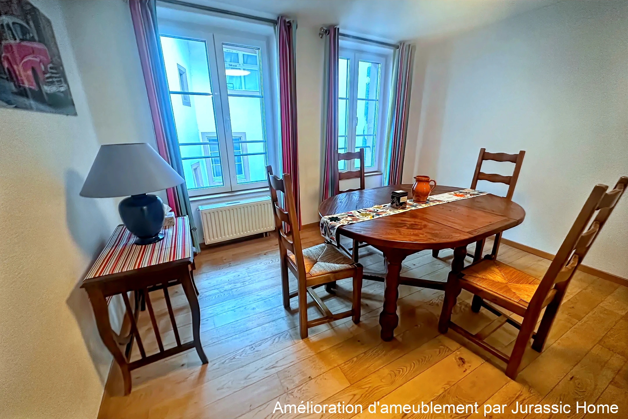 Esszimmer mit Holztisch und Fenstern