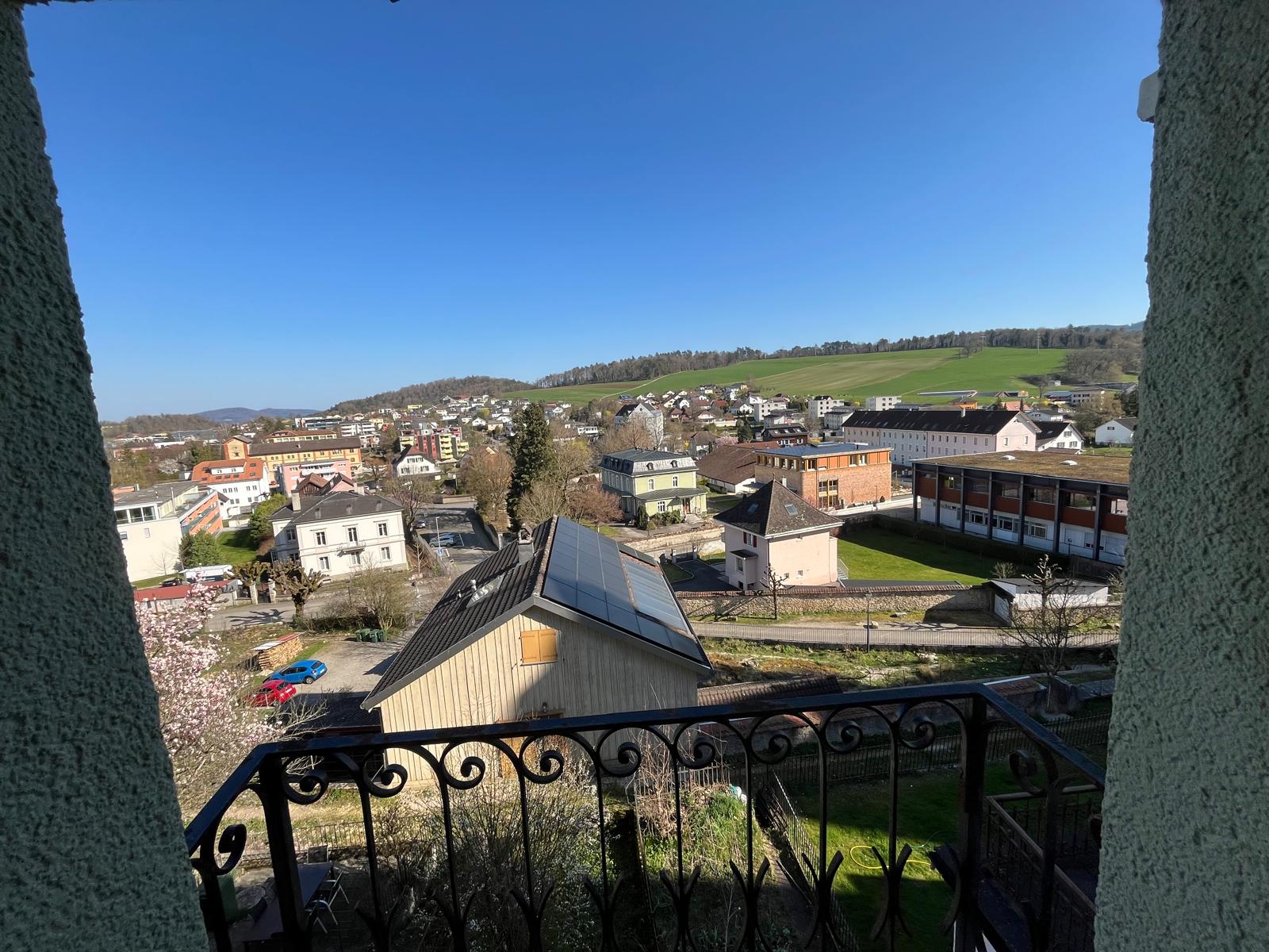 Blick vom Balkon über eine Kleinstadt