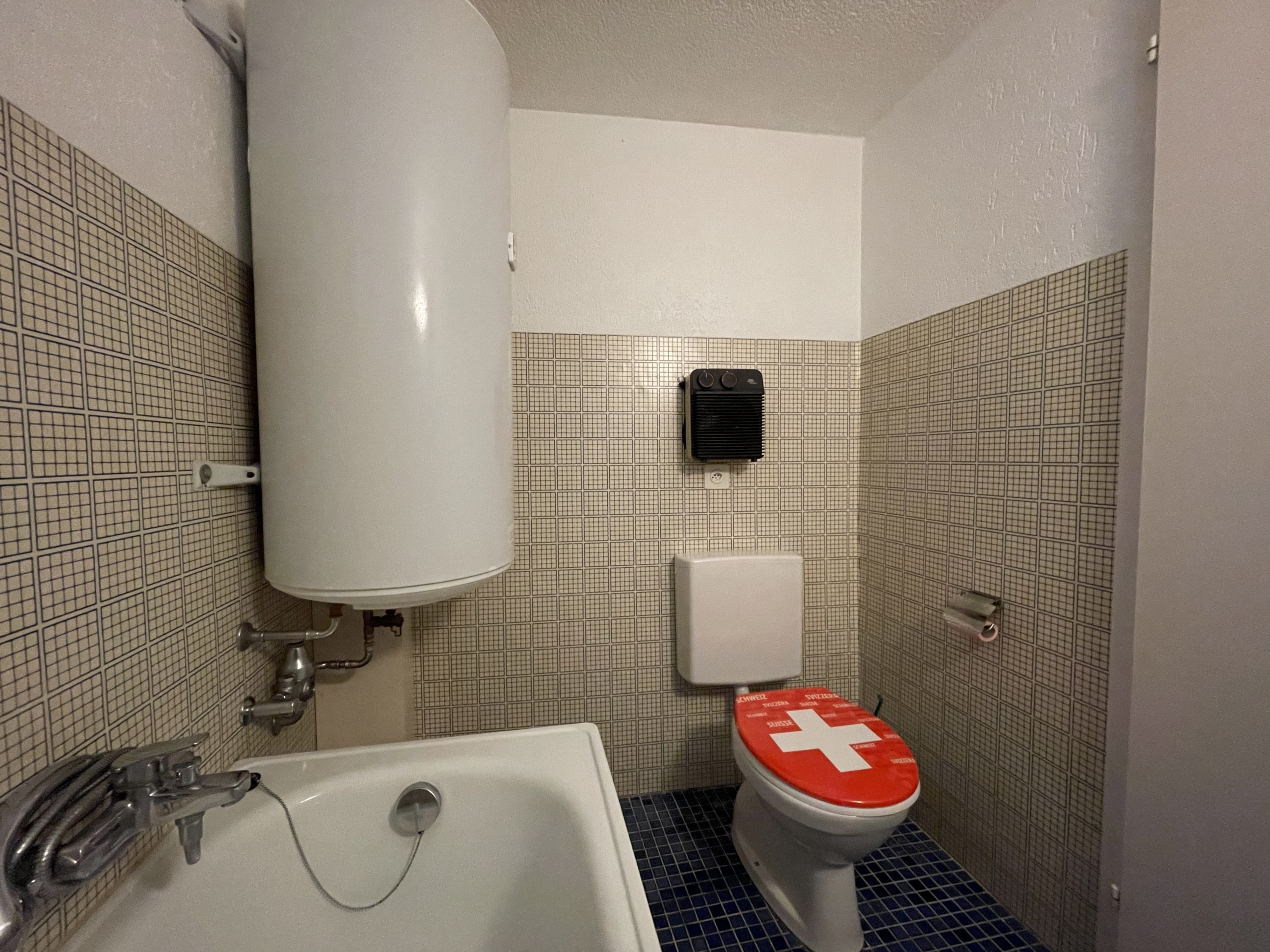 Kleines Badezimmer mit Wanne und WC