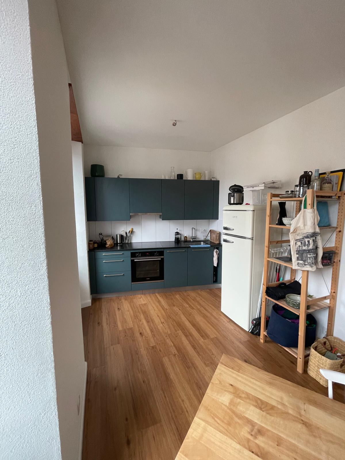Kompakte Küche mit dunklen Fronten