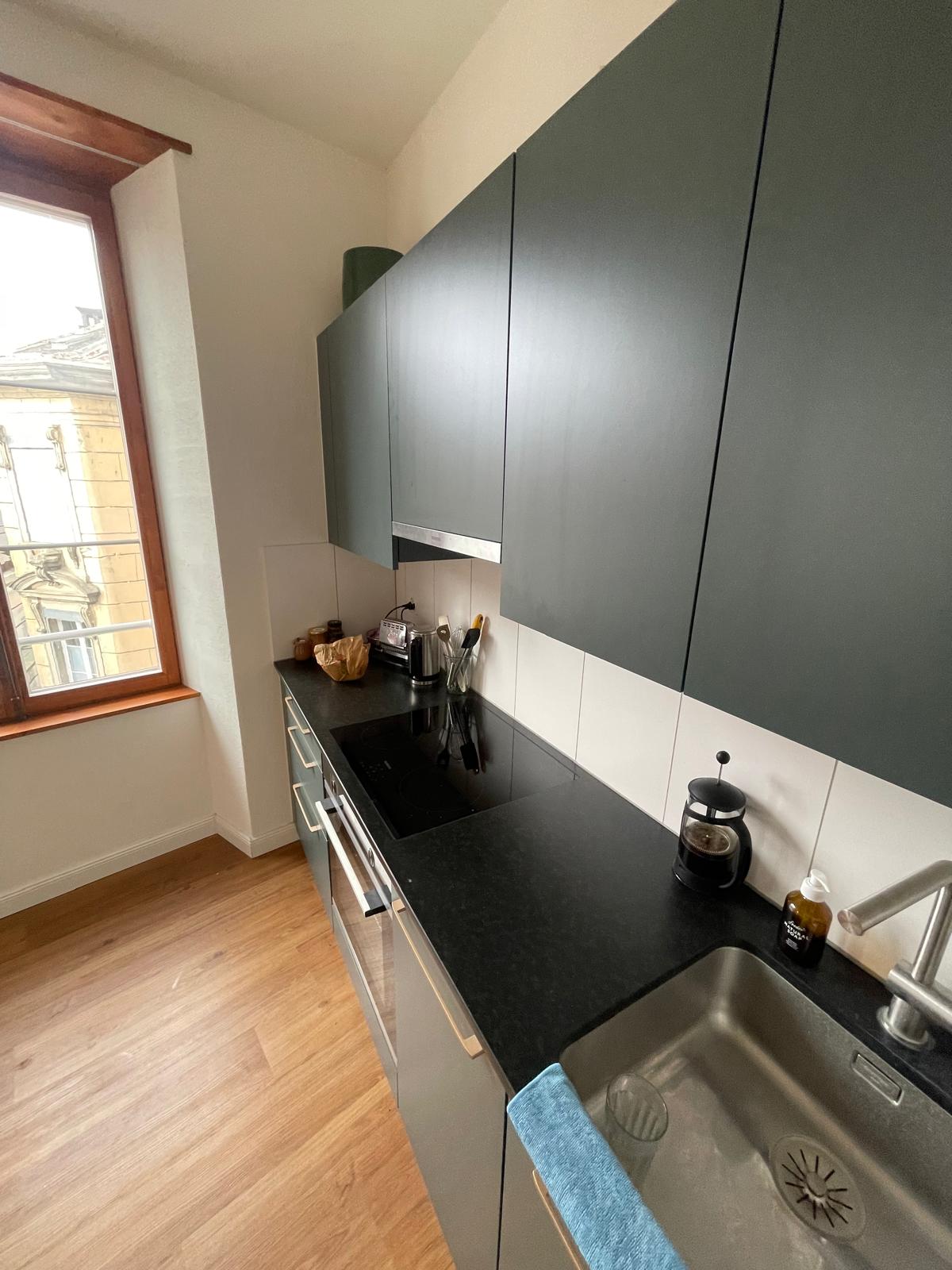 Moderne schmale Küche mit Blick zum Fenster
