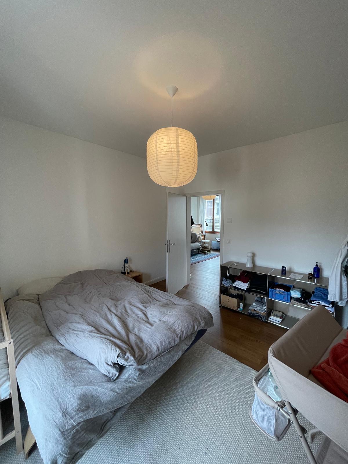 Schlafzimmer mit offener Tür zum Nebenraum