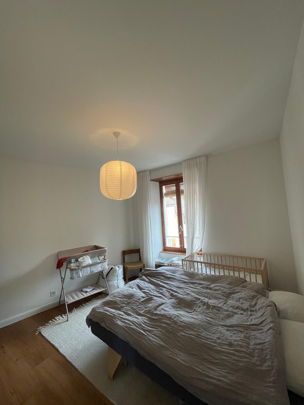 Helles Schlafzimmer mit Naturholzfenster