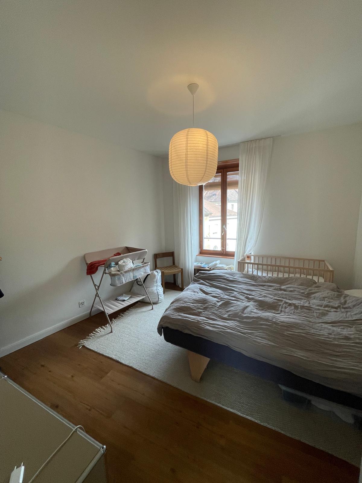Helles Schlafzimmer mit reduziertem Mobiliar