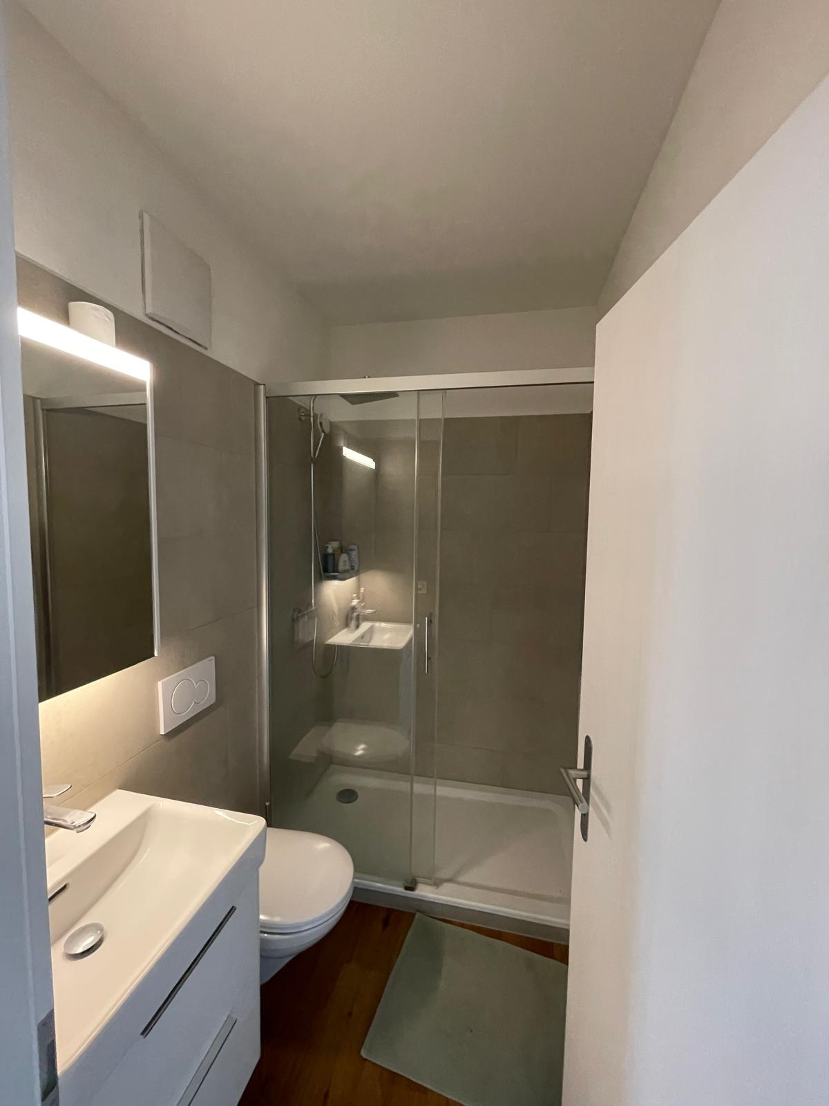 Modernes Badezimmer mit Duschkabine