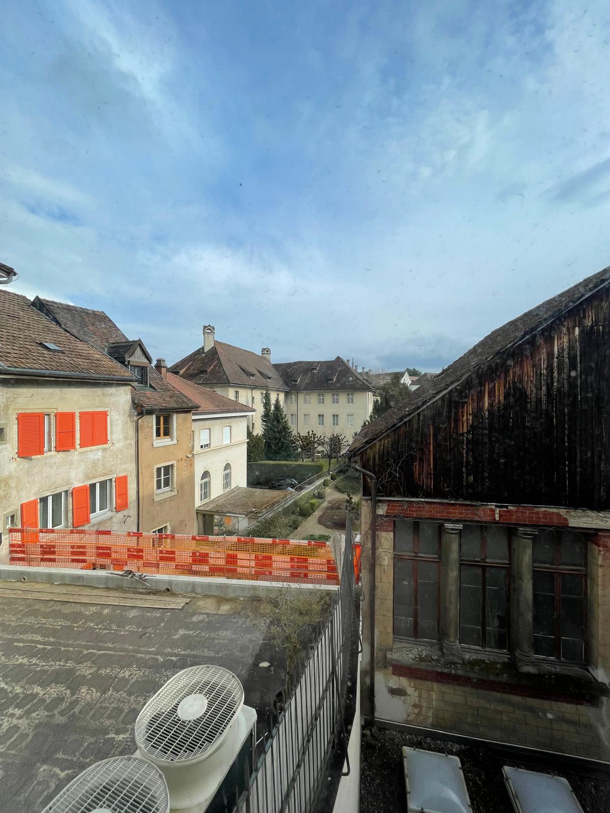 Blick aus einem Fenster auf ein historisches Wohnumfeld
