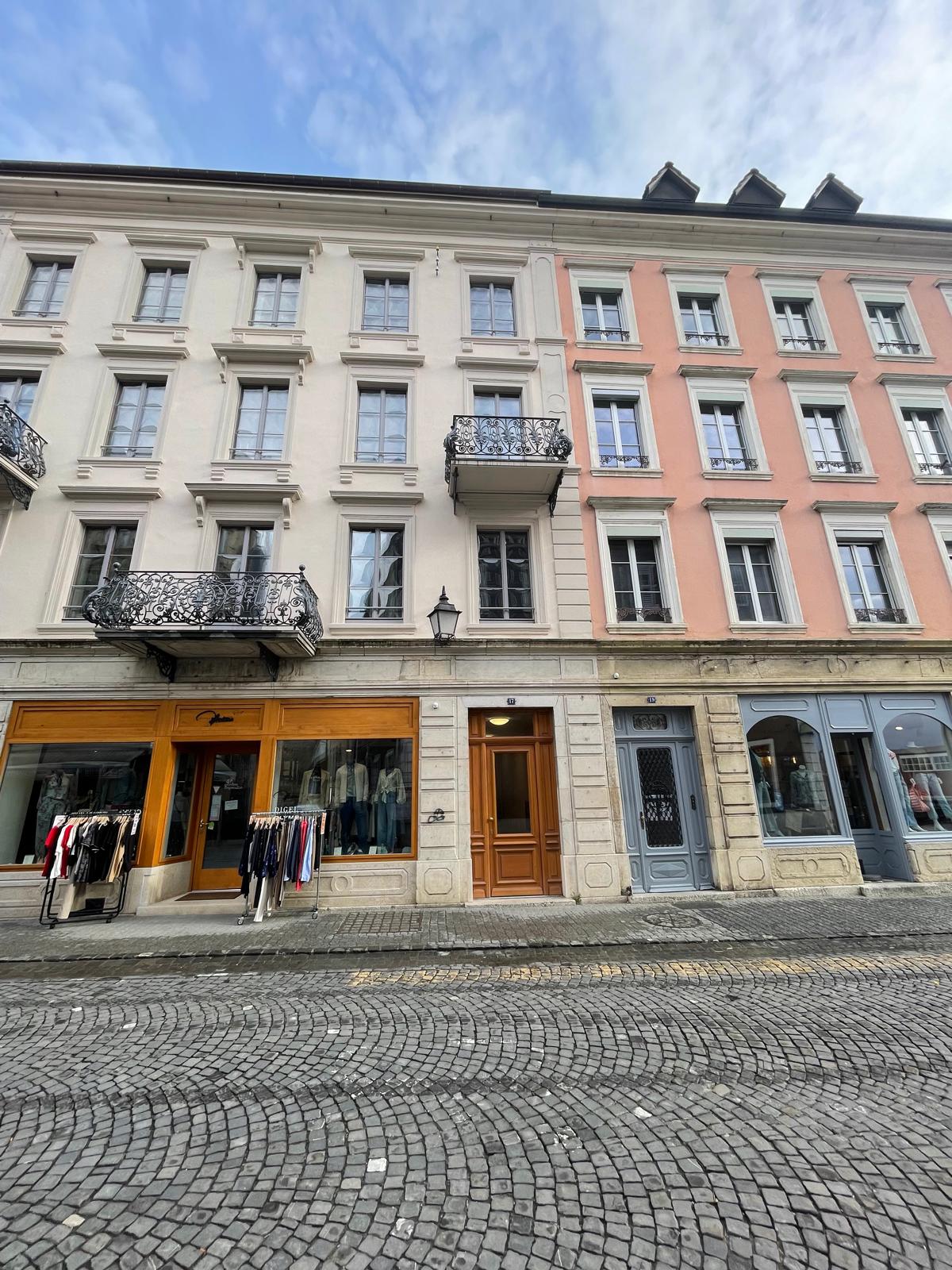 Historische Stadtfassade mit Geschäften im Erdgeschoss