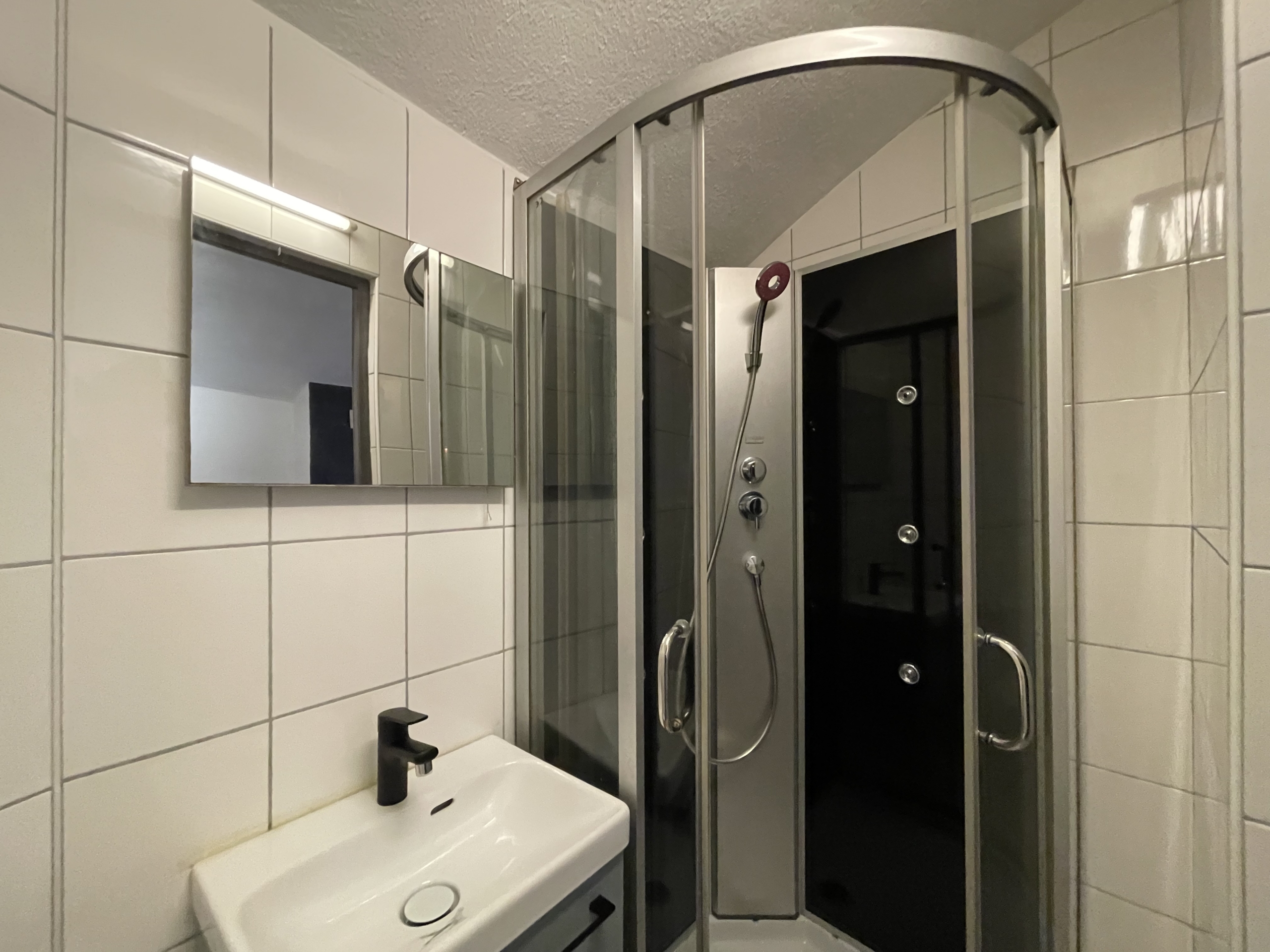 Modernes Badezimmer mit Duschkabine