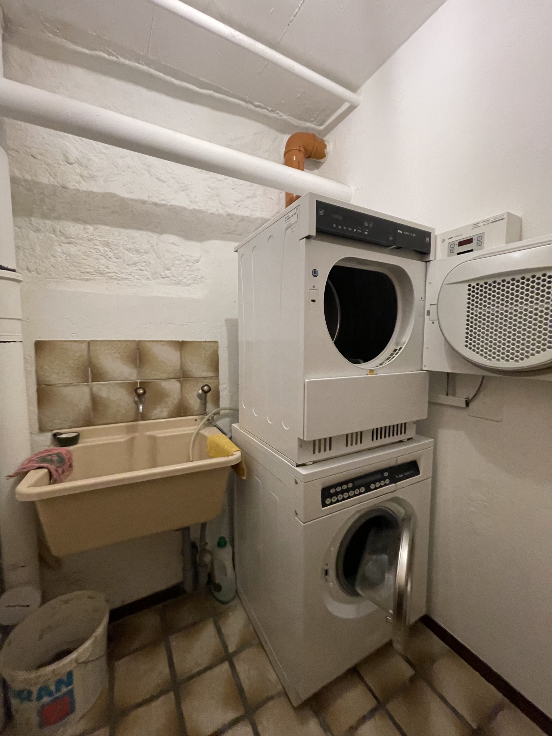 Hauswirtschaftsraum mit Waschmaschinen und Trockner