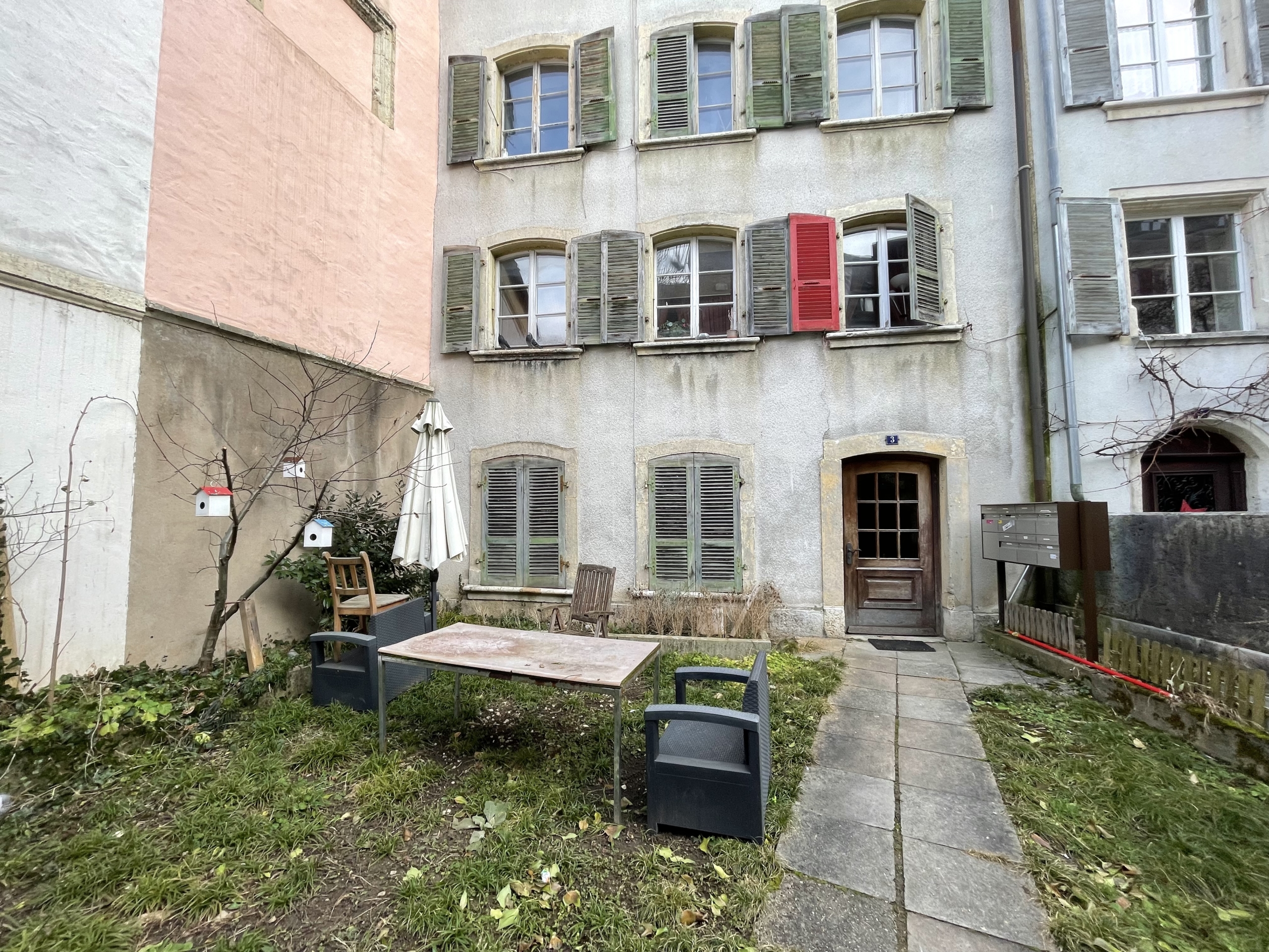 Innenhof mit historischem Wohngebäude