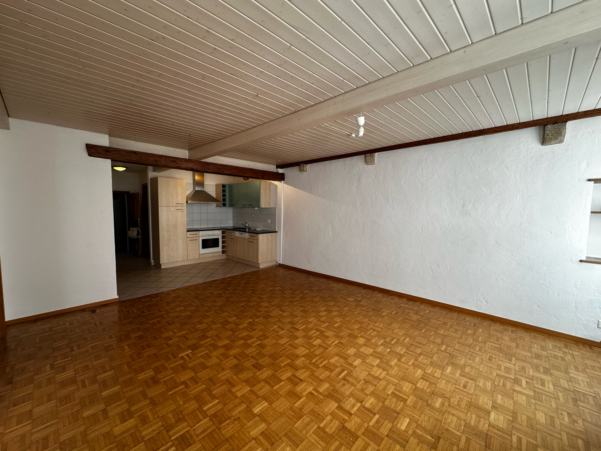 Wohnraum mit offenem Küchenbereich