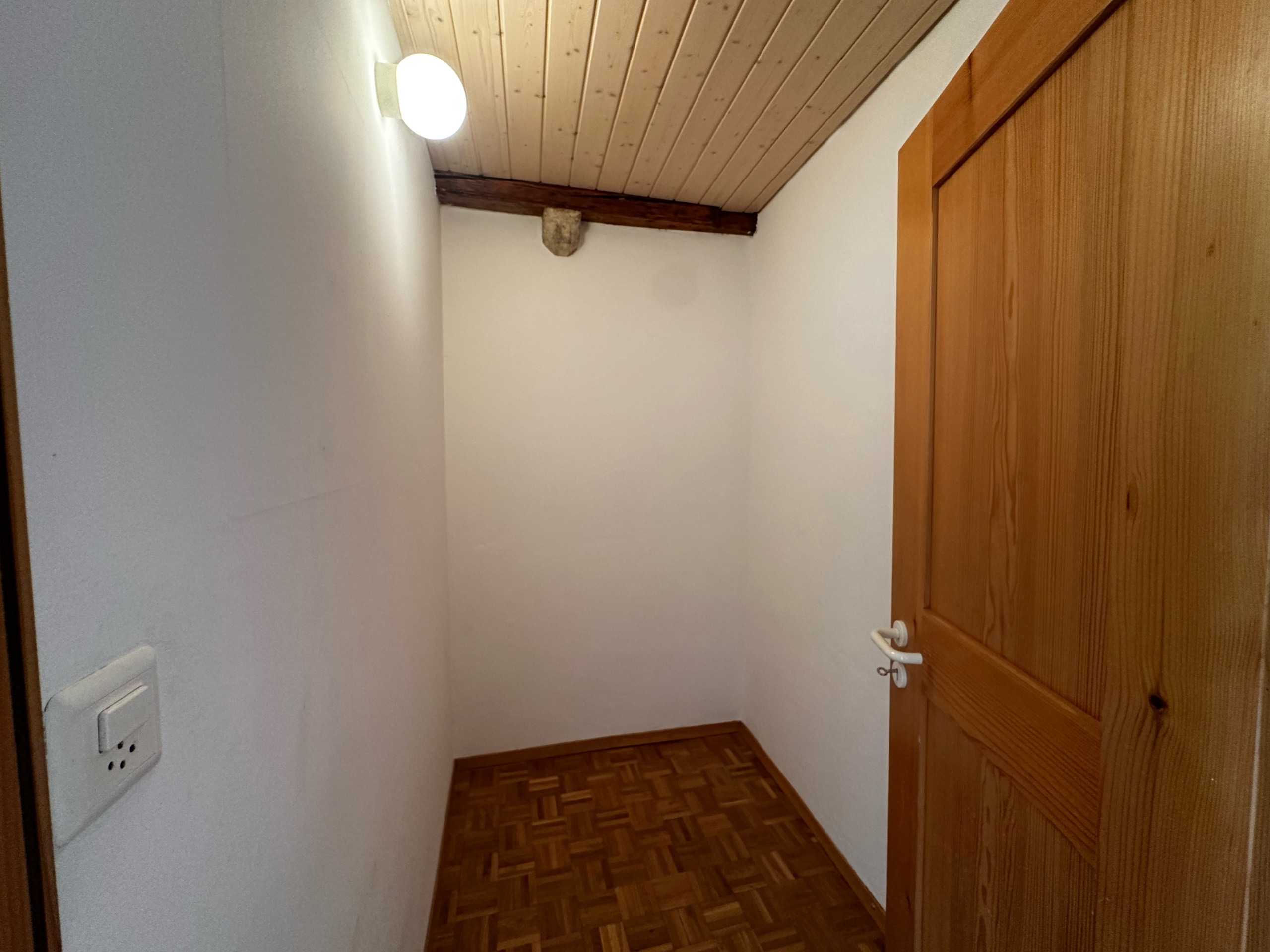 Kleiner Flur mit Holztür