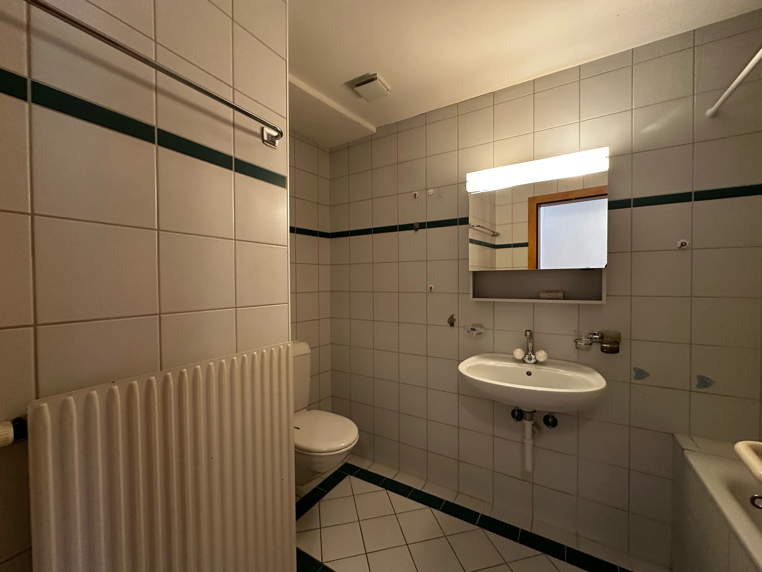 Badezimmer mit Fliesen und Waschbecken