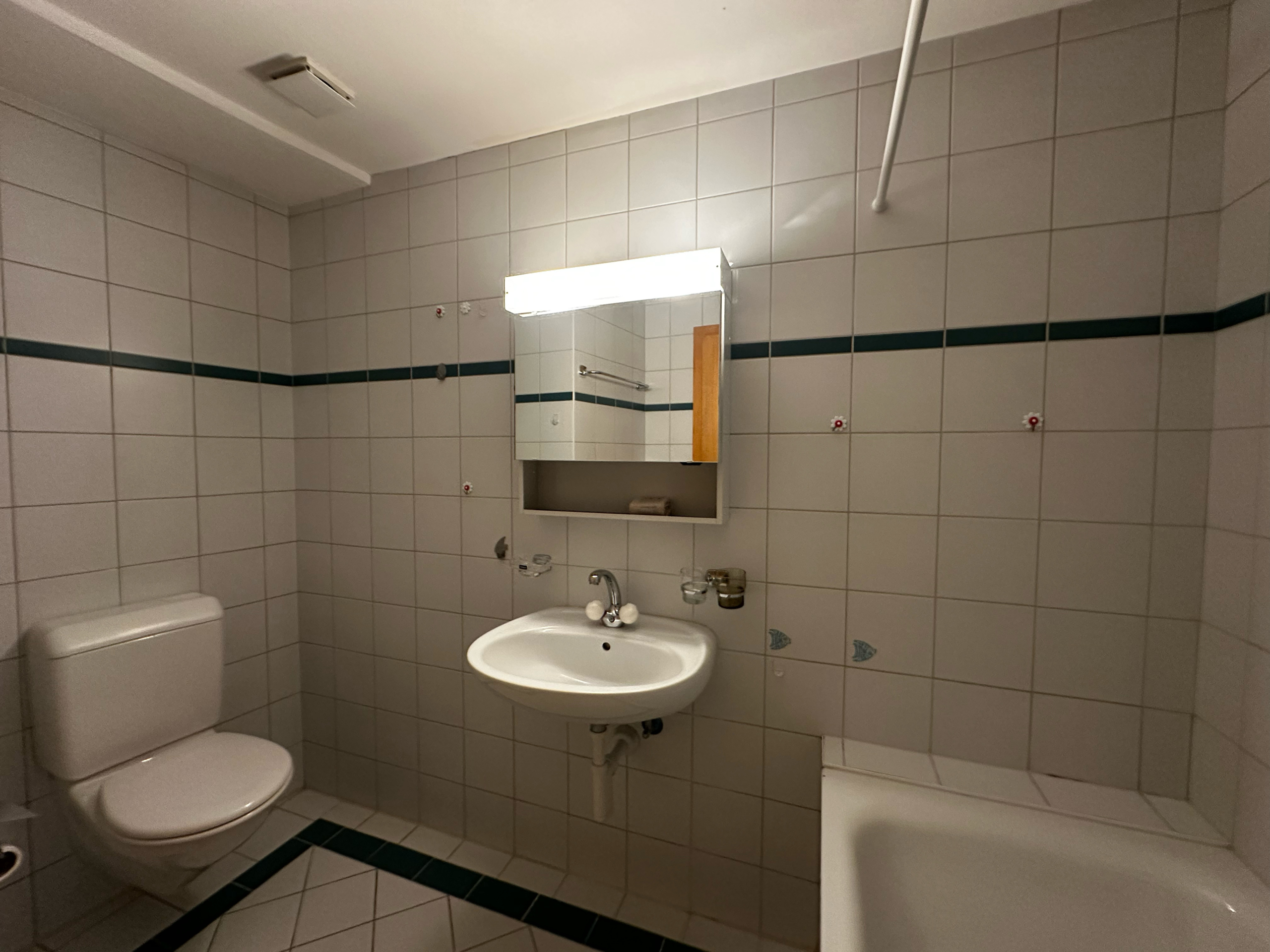 Kleines Badezimmer mit WC und Waschbecken