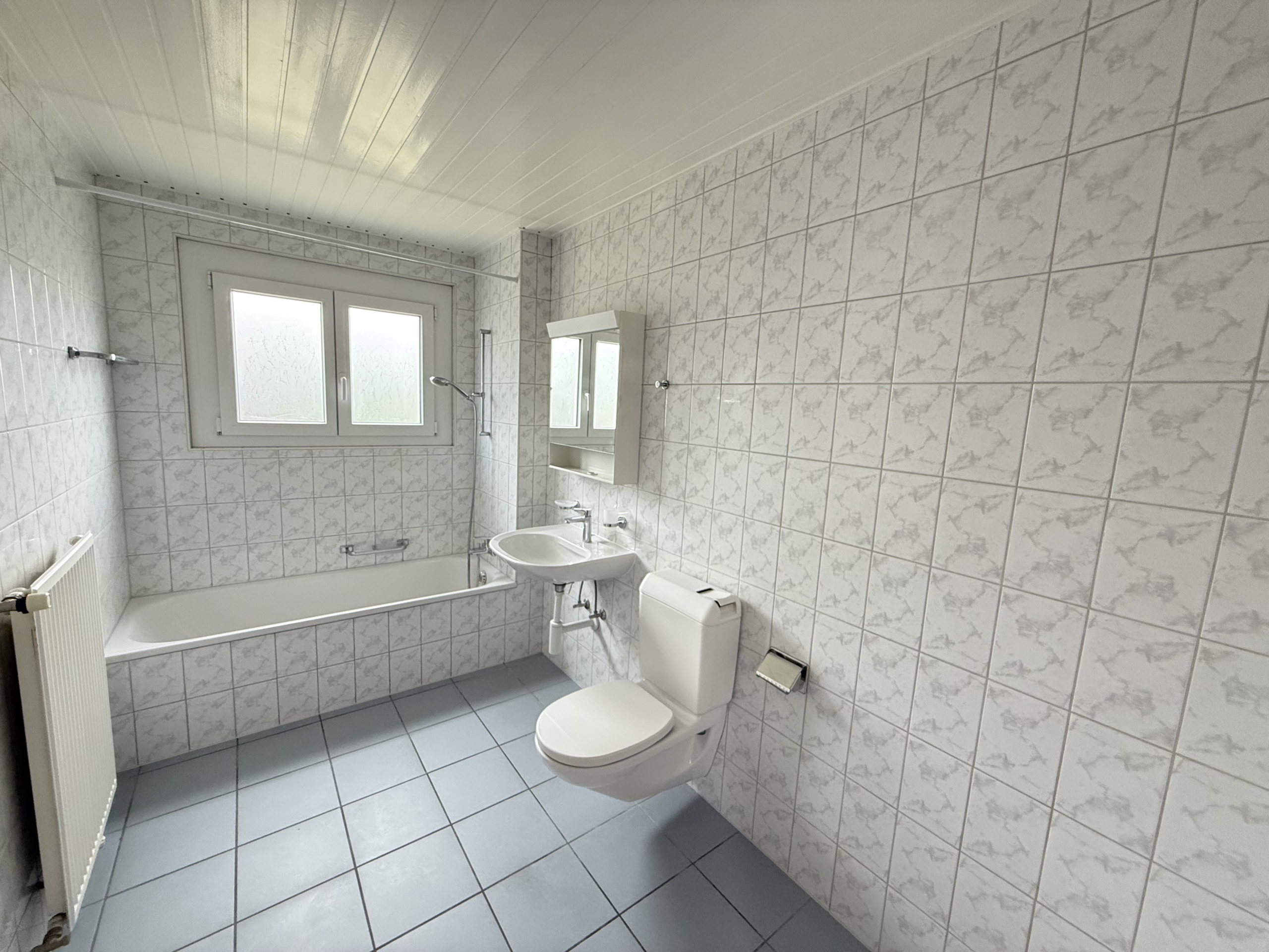 Badezimmer mit Wanne und WC